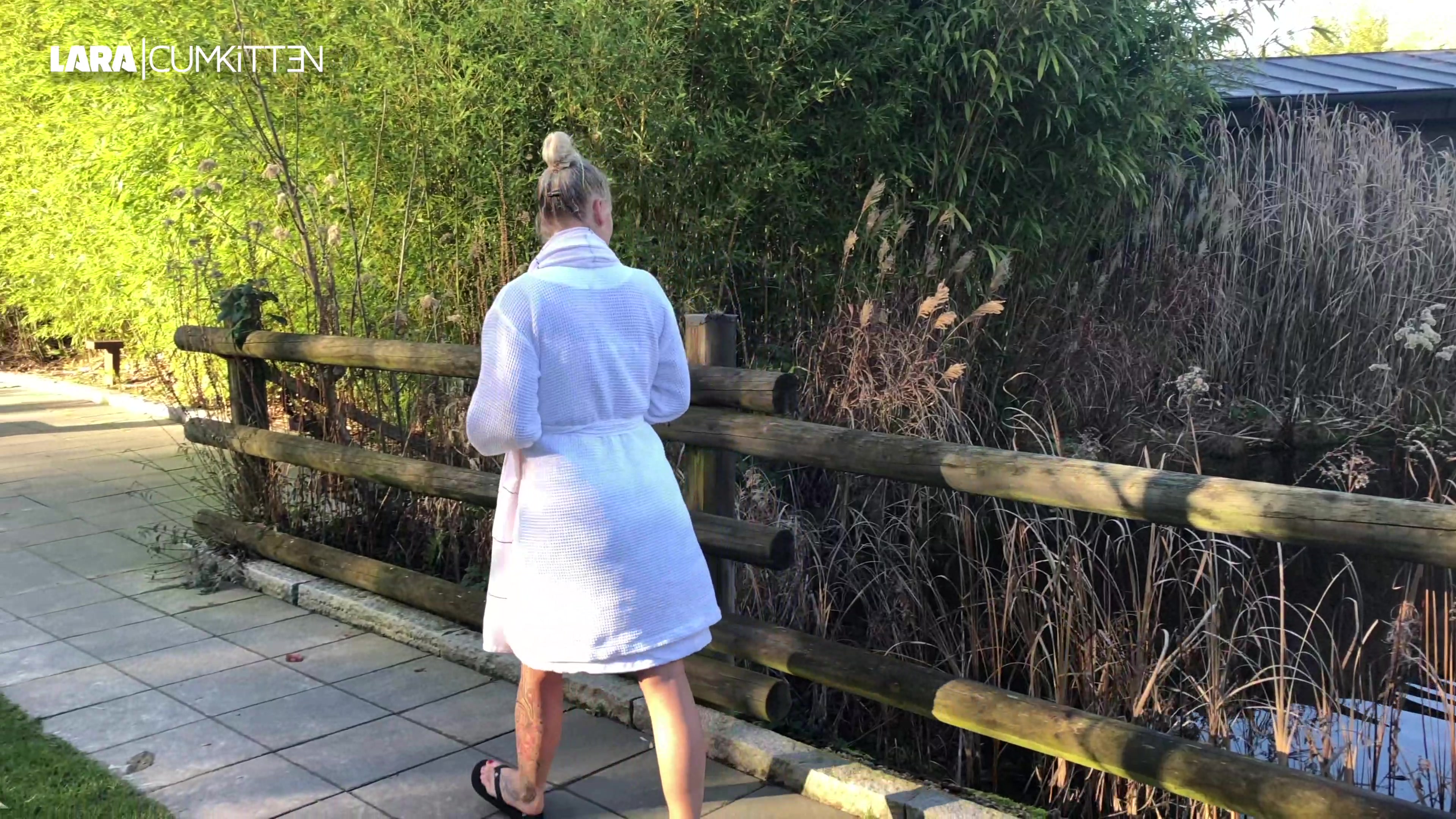 Achtung! Echt und ungeschminkt! Es gibt nur einen Grund warum ich immer wieder gerne in die Therme gehe: Ich will flirten und mich einfach heimlich von Sauna zu Sauna ficken. Natürlich werde ich oft erkannt und jeder weiss sofort bescheid wenn ich meine Schenkel weit spreize. Der erste Mann läuft mir schon die ganze Zeit draussen hinterher und in der Sauna hat er sofort seinen Ständer in der Hand. Ich gehe zu ihm rüber und blase sein Rohr geil ab und lasse mich direkt ohne Gelaber doggy von ihm ficken. Mmmmmhhh, draußen hinter der Sauna kann man auch ungestört geil blasen. Ich rotze notgeil auf seinen Fickprügel bis sich die Spuckefäden ziehen und in der nächsten Sauna ist schon der nächste Kerl, der seinen Schwanz für mich wixxt. Ein Typ steht auf und spritzt mir voll auf die Titten, wow heute mal kein Facial. Plötzlich kommt der Nächste und pritzt mir auch noch auf die Titten. Was für ein geiler TITTEN SPERMA AUFGUSS! Wenn du mich mal irgendwo erkennst, spritzt du mich 