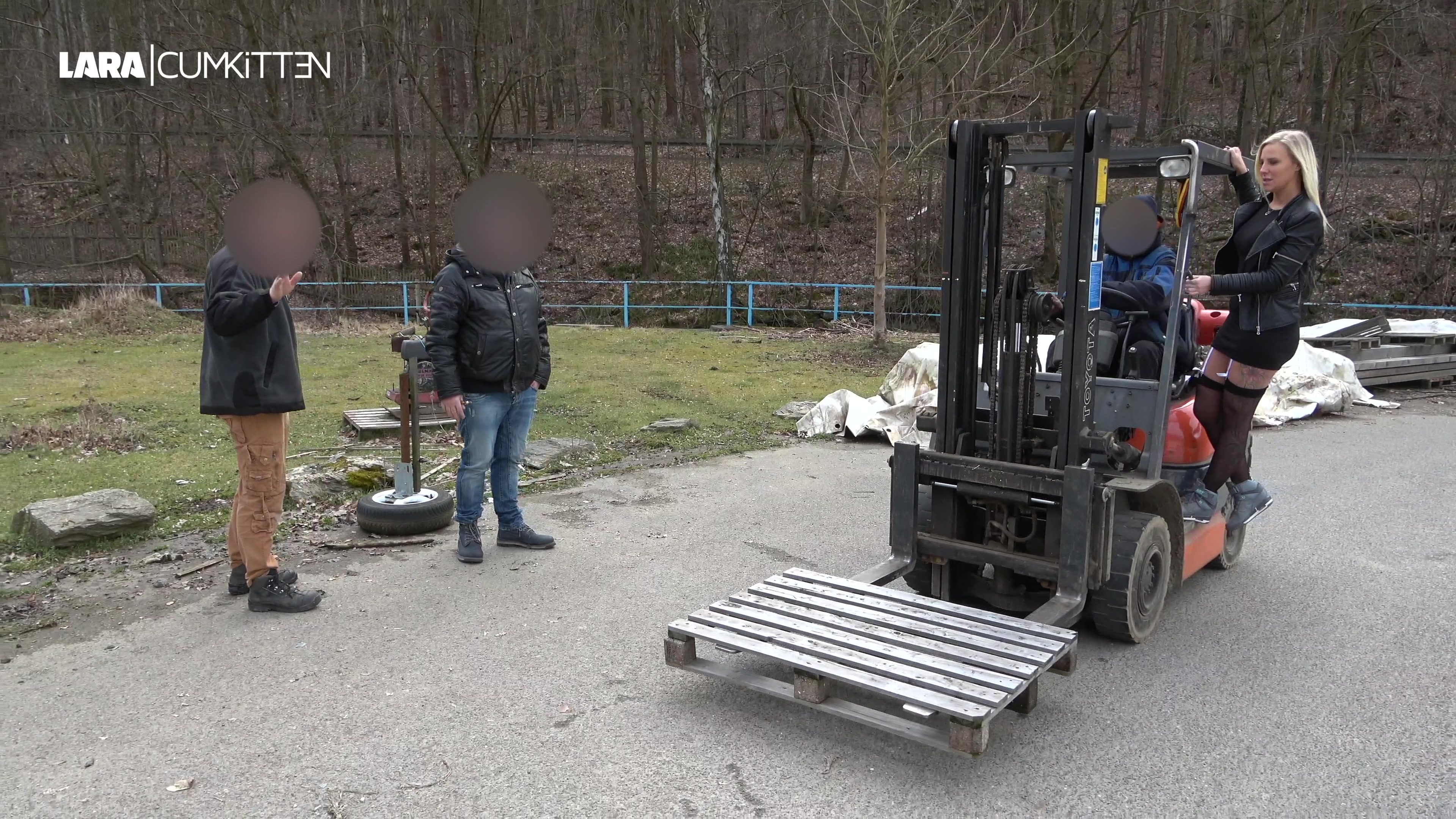 Ich flirte immer viel mit dem Stapler Fahrer wenn ich mal aus dem Büro raus komme und ich ziehe mich auf der Arbeit immer ziemlich schlampig an. Alle Kollegen wissen, dass ich in der Pause immer draussen vor der Firma public pisse. Sie warten schon alle um meine Piss Show zu genießen. Ich stelle mich breitbeinig auf die Gabeln des Staplers. Alle sehen, dass ich keinen Slip drunter habe. Ich spreize meine Schenkel und pisse geil ab. Mmmhhh was für ein geiler Strahl und schau mal, da kommt noch Muschi Saft mit raus weil ich immer so geil bin. Wärst du auch gern mein Kollege? Was würdest du in der nächsten Pause mit mir anstellen wenn wir alleine sind...?
