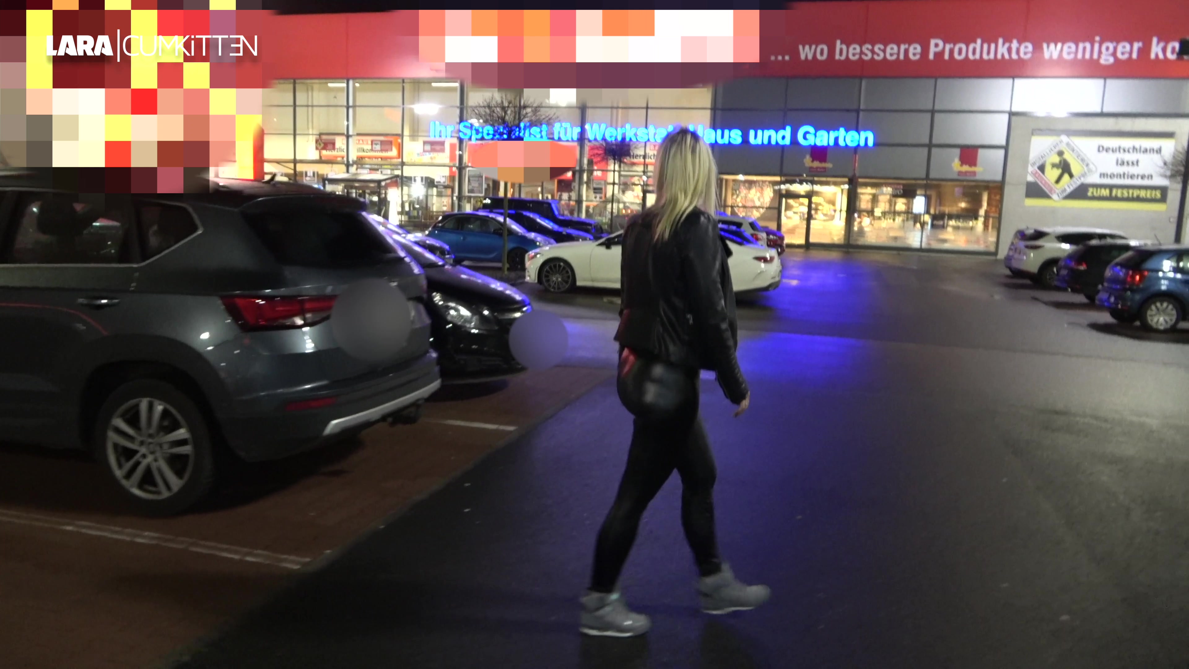 Der Frühling steht vor der Tür. Es dauert nicht mehr lange und die Gartensaison geht wieder los. Das habe ich zum Anlass genommen, im Baumarkt die Gartenhäuser und Geräteschuppen auf ihre Pisstauglichkeit zu checken. Richtig amtliches Pisswetter gibts übrigens gratis dazu. Viele Häuschen sind abgeschlossen, aber ein paar sind tatsächlich offen. Aber nur eines kommt bei mir ganz klar in die engere Wahl, denn das hat einen schönen Riffelblech Boden wo nichts versickert und man alles gut auflecken kann. Schöne bodentiefe Fenster wo man gut reinschauen kann hat es auch. Da habe ich mich direkt mal rein gehockt, mir die Leggings vom Arsch gezogen und alles schön vollgepisst. Mmmmhhh das hat sich glaube ich ganz gut gelohnt, was meint ihr? Da ist mein Natursekt gleich im Preis inklusive. Ist doch ein Top Angebot! Das Häuschen ist auf jeden fall mein persönlicher Favorit und wenn du Lust hast, können wir uns dort drin ja mal für ein Piss Video treffen...