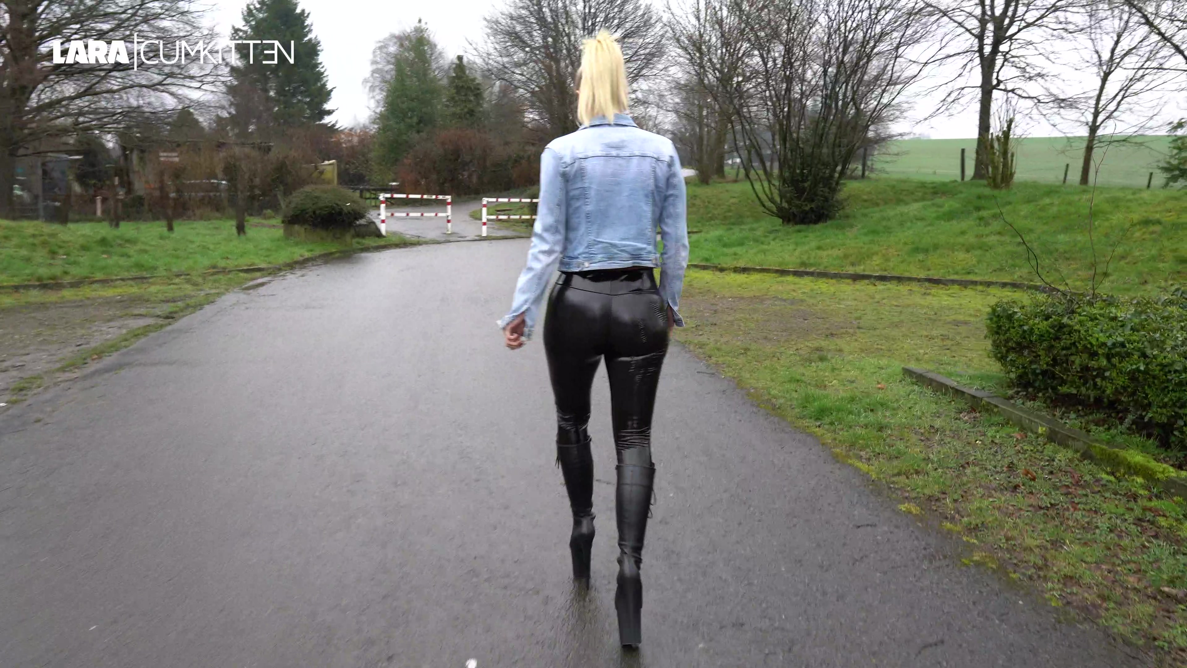 Ich liebe es, die Männer auf der Straße mit meinem riesigen prallen geilen Bubble Arsch in Leggings geil zu machen. Ich habe es sofort gespürt, als der Typ hinter mir bei meinem Leggingswalk allein nur vom Anblick meines großen runden glänzenden Bootys einen Ständer bekommen hat. Er spricht mich an, wir kommen ein bisschen ins Gespräch und ich teaser ihn heftig mit vollem Einsatz und echt notgeil an. OMG bin ich billig, aber wenn ich ficken will, dann kämpfe ich auch richtig darum ordentlich gefickt zu werden. Wir fahren zu ihm nach Hause und ich pose weiter für ihn in meiner Leggings, blase seinen harten Schwanz richtig geil, bevor ich mir die Leggings vom Arsch ziehe und er mich geil doggy fickt. Mmmhh meine Fotze ist schon ganz nass und er knallt mich so geil durch, dass ich schon komme. Ich will aber unbedingt weiter gefickt werden und twerke geil für ihn, damit er ihn nochmal reinsteckt bevor er abspritzt. Nach der zweiten Fickrunde spritzt er bereits die erste Ladung au