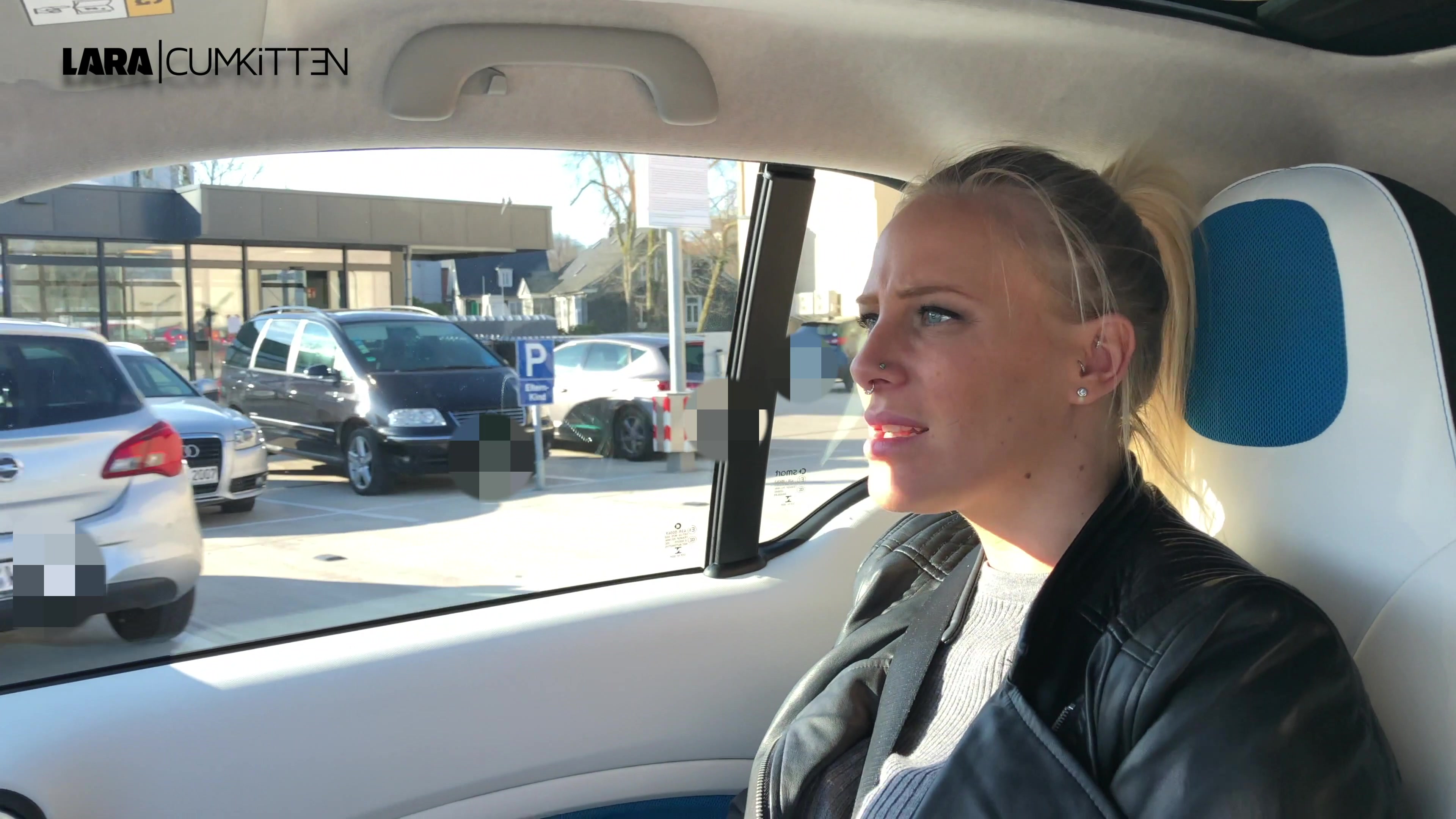 Den halben Tag fahre ich schon durch die Gegend denn überall in jedem Supermarkt und Drogeriemarkt ist das Klopapier ausverkauft. Das ist echt zum wahnsinnig werden. Die Blase füllt sich und irgendwann halte ich es einfach nicht mehr aus. Geistesgegenwärtig zückt mein Shoppingbegleiter das Smartphone und filmt meine Notdurft einfach spontan. Echt fies aber irgendwie auch geil. Wir halten an, der Parkplatz ist gut besucht. Autos fahren an mir vorbei, Leute kommen vom Einkauf zurück... egal, ich mache die Tür auf und pisse einfach los. Wow was für eine geile Pisspfütze, das ist ganz schön viel. Mmmmh schau mal meine nasse Fotze in der Nahaufnahme. Wärst du gern der Glückliche, der mich in solch einer Situation dabei hat und meine Fotze lecken darf...?