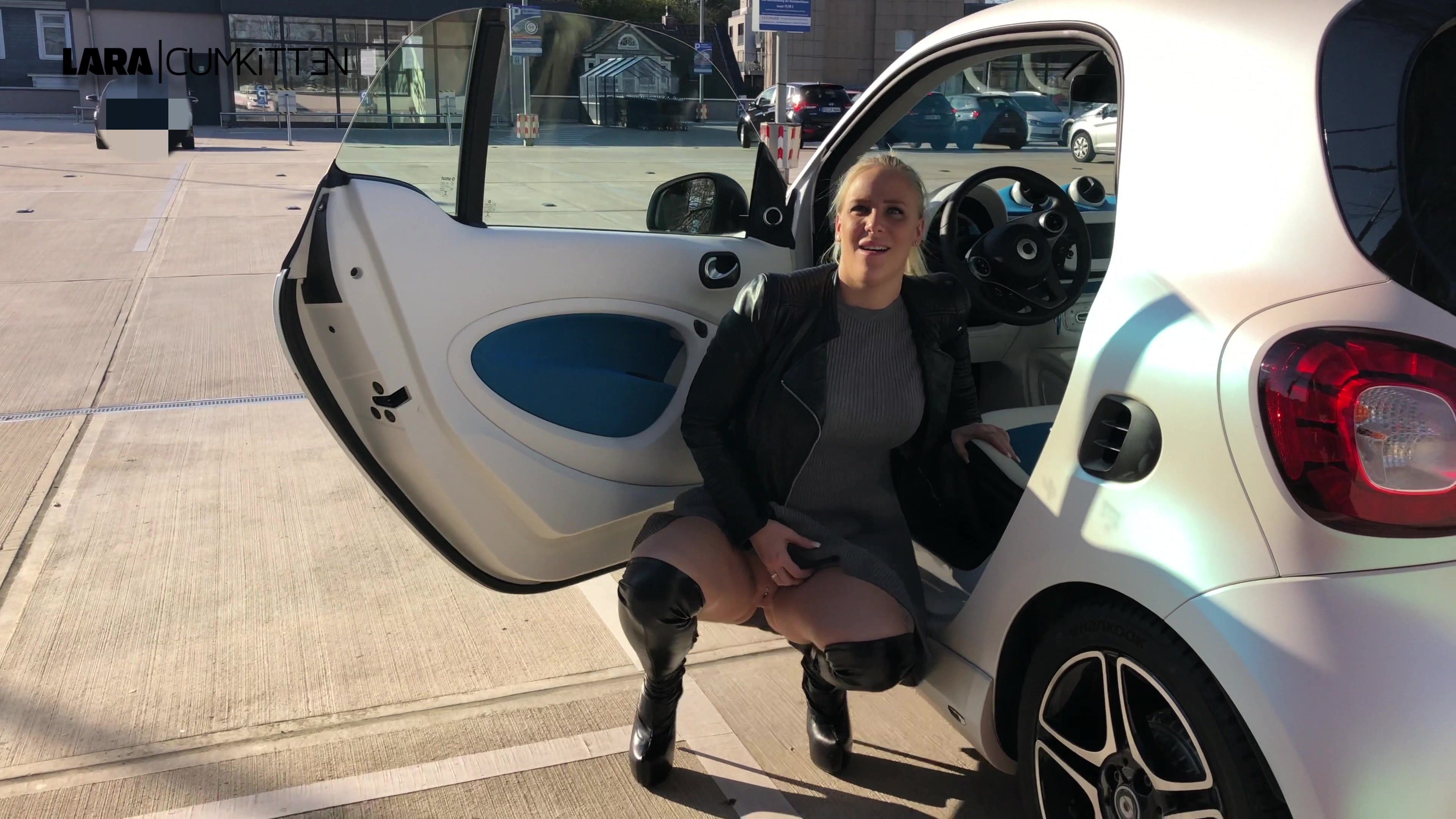 PUBLIC PISS - Dreist mitten auf dem Supermarkt Parkplatz Den halben Tag fahre ich schon durch die Gegend denn überall in jedem Supermarkt und Drogeriemarkt ist das Klopapier ausverkauft. Das ist echt zum wahnsinnig werden. Die Blase füllt sich und irgendwann halte ich es einfach nicht mehr aus. Geistesgegenwärtig zückt mein Shoppingbegleiter das Smartphone und filmt meine Notdurft einfach spontan. Echt fies aber irgendwie auch geil. Wir halten an, der Parkplatz ist gut besucht. Autos fahren an mir vorbei, Leute kommen vom Einkauf zurück... egal, ich mache die Tür auf und pisse einfach los. Wow was für eine geile Pisspfütze, das ist ganz schön viel. Mmmmh schau mal meine nasse Fotze in der Nahaufnahme. Wärst du gern der Glückliche, der mich in solch einer Situation dabei hat und meine Fotze lecken darf...?