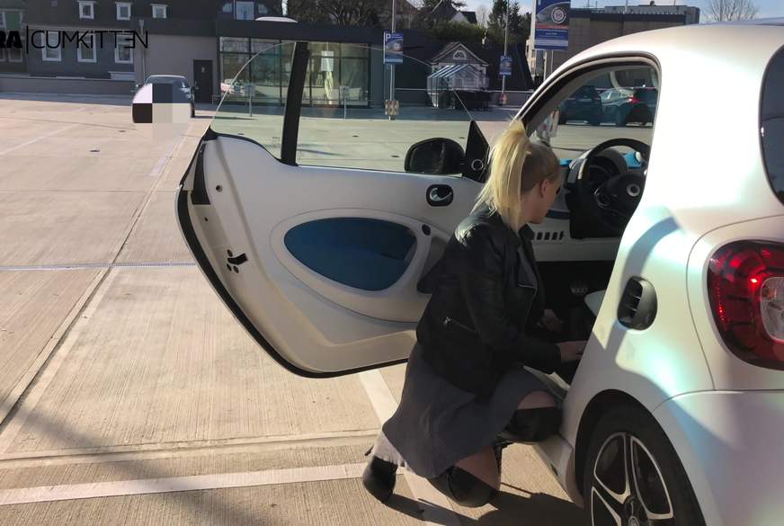 PUBLIC P**s - Dreist mitten auf dem Supermarkt Parkplatz von Lara-CumKitten pic3