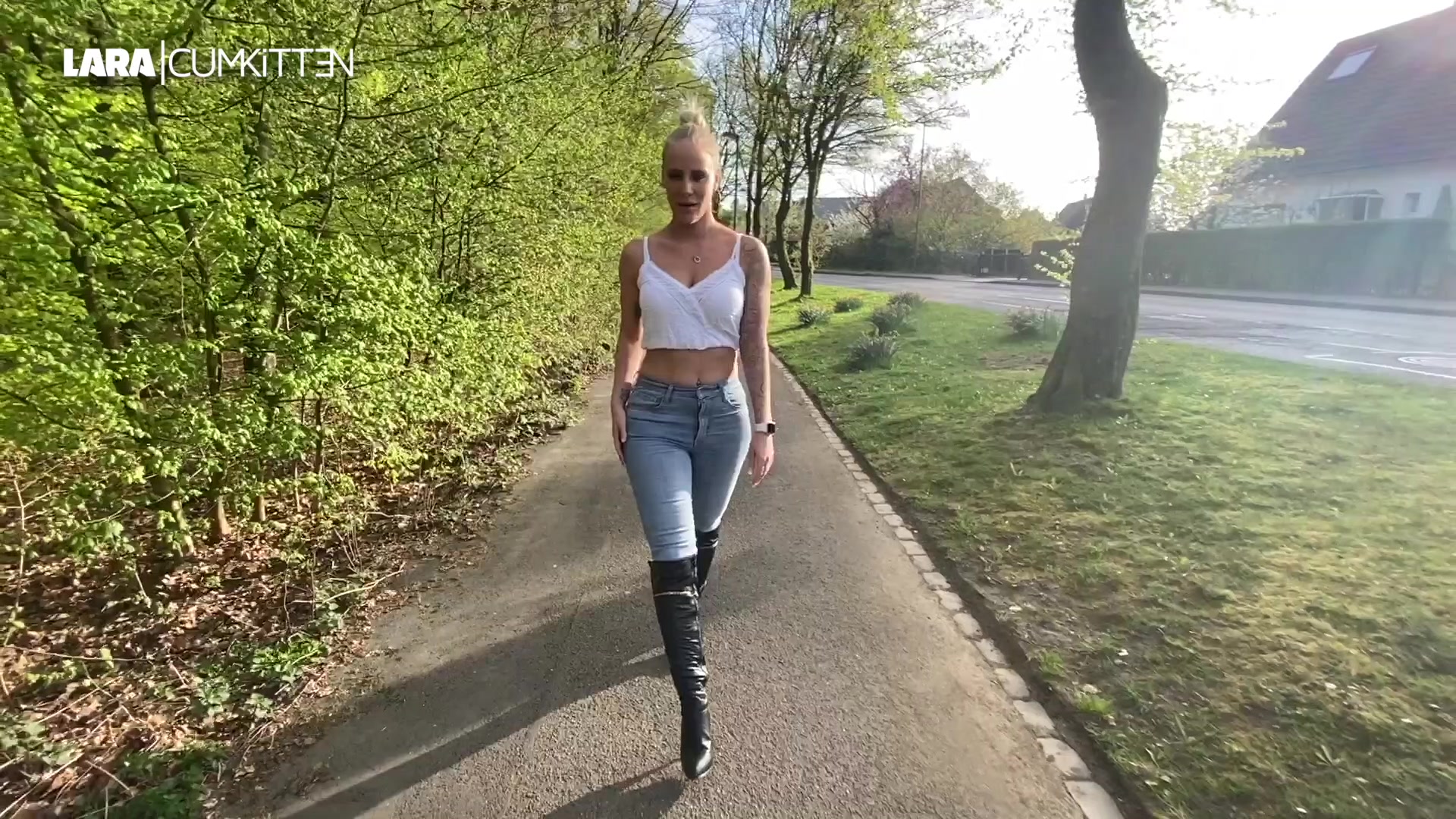 Was war eher da, die Geilheit oder die Notdurft? Irgendwie kam heute beides zur selben Zeit oder die Notdurft hat mich so geil gemacht. Wie auch immer, habe kein Höschen unter meiner hellen engen Jeans und trage sexy Overknee Stiefel. Als sich der warme Natursekt in der Jeans ausbreitet werde ich so extrem geil dass ich schnell eine Stelle suche, wo ich es mir selbst besorgen kann. Das hatte ich auch noch in keinem Video, dass man hört wie die Pisse in die Jeans plätschert und von dort aus in die Stiefel, die ebenfalls innen komplett nass waren danach. Einfach nur heftig wie viel ich da rein pisse und so geil, dass ich mir die Jeans halb herunter ziehe und meine nasse Pissfotze wichse, bis ich an dem Baum zuckend in einem heftigen Orgsamus versinke. Ich hoffe oder nein, ich weiss, dass du bei diesem Anblick auch heftig abspritzen wirst. Einer meiner geilsten eans und Stiefel Pissclips ever :)