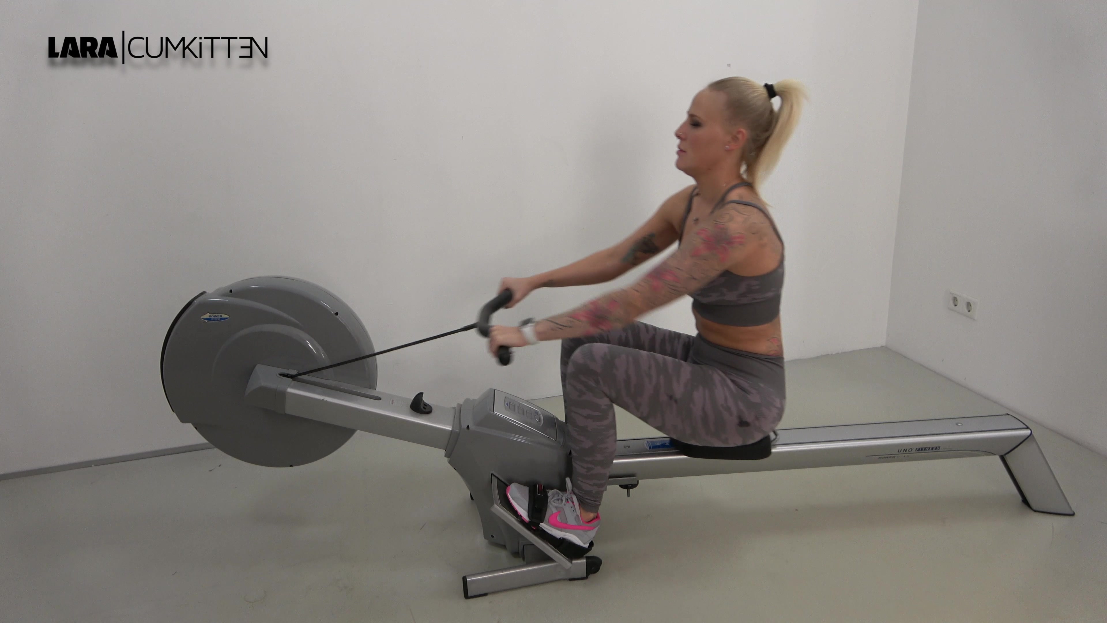 Morgens nach dem Sport, ich bin noch nicht geduscht und mein Body ist ganz verschwitzt. Stehst du auch auf diesen intensiven Duft? Er kann es gar nicht abwarten meine feuchten Achseln zu lecken und zu riechen. Mmmmhhhh, das ist sooo geil. Ich ziehe mein Top aus, spucke mir auf die Titten und er darf es weg lecken. Dann drücke ich ihm meine verschwitzen Schuhe auf die Nase, damit er mich ganz extrem und intensiv riechen kann bevor er meine Füße ablecken und schmecken darf. Er genießt jeden Zentimeter meiner verschwitzten Haut, aber das Beste kommt zum Schluss, denn nun darf er meine ungewaschenen Löcher, riechen, lecken und schmecken. Erst nimmt er sich meine ungeduschte Morgen-Fotze von vorne vor, bevor ich seinen Kopf zwischen meinen Arschbacken vergrabe und er mich von hinten glücklich leckt. Möchtest du mich auch mal so intensiv riechen, lecken und schmecken?