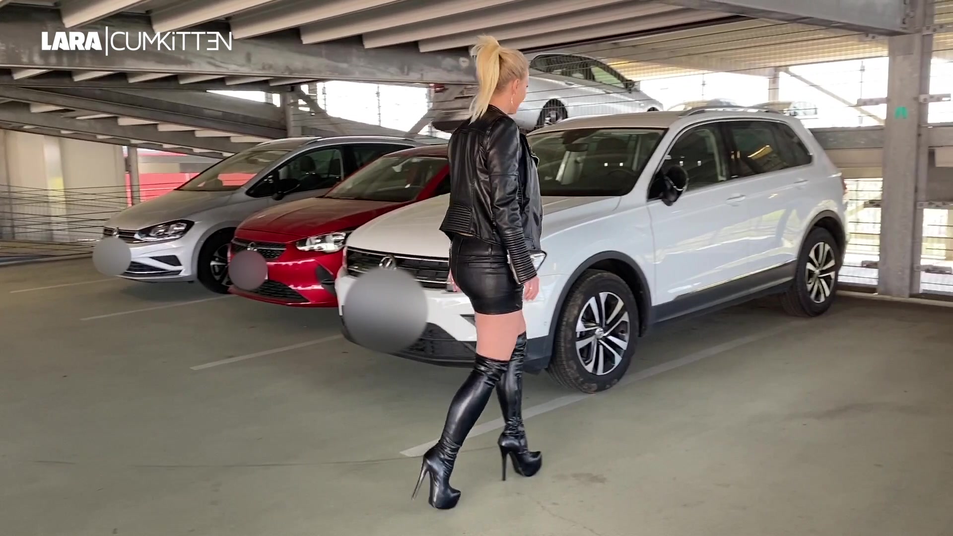 STIEFEL PISS Fetisch - Rein gepisst und weiter gegangen Ich stehe total auf meine schwarzen Leder Overknee Stiefel. Es ist ein mega geiles Gefühl wenn man sie mit Natursekt abfüllt und dann wieder anzieht. Das habe ich heute im Parkhaus gemacht und nach dem rein pissen bin ich einfach weiter gegangen. Mega geil wie der goldene Saft beim Gehen vorne aus den Nähten läuft. Als ich im Treppenhaus bin, ziehe ich mir den Stiefel wieder aus und lasse die Reste herauslaufen. Wow das war ganz schön viel. FIndest du es geil wenn Frauen so etwas geiles machen...?