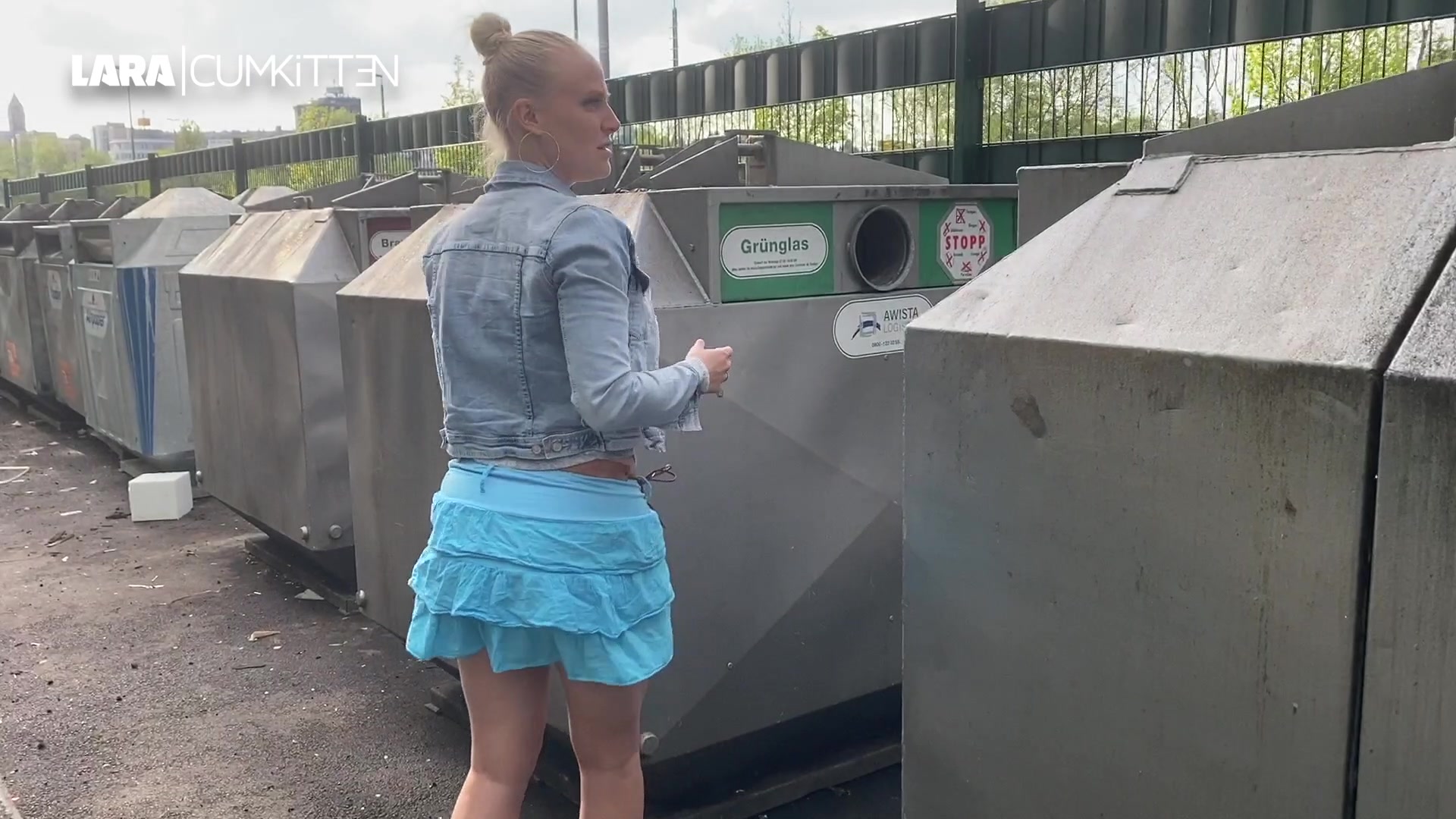 Auch ich muss hin und wieder mal Glasflaschen zum Container bringen. Es ist morgens, die Pendler fahren mit ihren Autos und dem Zug an mir vorbei um zur Arbeit zu kommen. Eine letzte Flasche habe ich noch in der Hand, als mich plötzlich jemand von hinten anspricht. Es ist ein netter Fan der mich erkannt hat und sich nichts lieber wünscht, als eine spontane Natursekt Abfüllung. Den Wunsch kann ich ihm nicht abschlagen. Ich trage kein Höschen drunter und ziehe mir den Rock hoch. Als ich in die Flasche pisse, fahren Autos an uns vorbei, glücklicherweise hält aber in dem Moment keiner an und wir haben unsere Ruhe. Das sind locker mal 0,75L. Ganz okay für so nen sopntanen Piss oder? Du darfst mich auch gern ansprechen wenn du mich in der Öffentlichkeit erkennst ;)