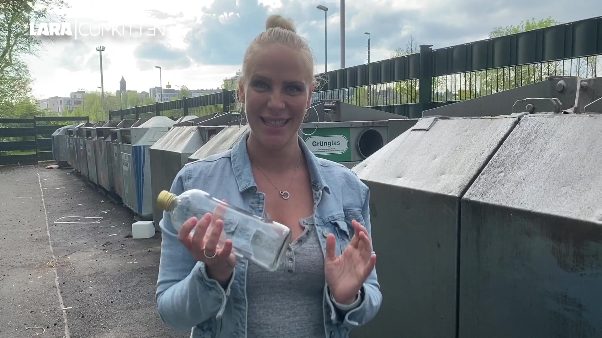 Spontane PUBLIC PISS Abfüllung - Fan am Glas Container getroffen Auch ich muss hin und wieder mal Glasflaschen zum Container bringen. Es ist morgens, die Pendler fahren mit ihren Autos und dem Zug an mir vorbei um zur Arbeit zu kommen. Eine letzte Flasche habe ich noch in der Hand, als mich plötzlich jemand von hinten anspricht. Es ist ein netter Fan der mich erkannt hat und sich nichts lieber wünscht, als eine spontane Natursekt Abfüllung. Den Wunsch kann ich ihm nicht abschlagen. Ich trage kein Höschen drunter und ziehe mir den Rock hoch. Als ich in die Flasche pisse, fahren Autos an uns vorbei, glücklicherweise hält aber in dem Moment keiner an und wir haben unsere Ruhe. Das sind locker mal 0,75L. Ganz okay für so nen sopntanen Piss oder? Du darfst mich auch gern ansprechen wenn du mich in der Öffentlichkeit erkennst ;)