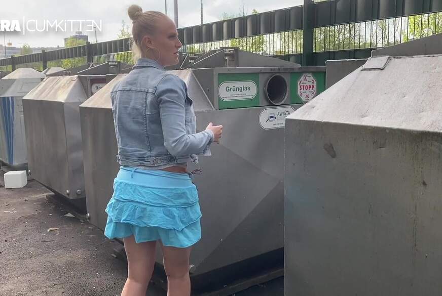 Spontane PUBLIC P**s Abfüllung - Fan am Glas Container getroffen von Lara-CumKitten pic1