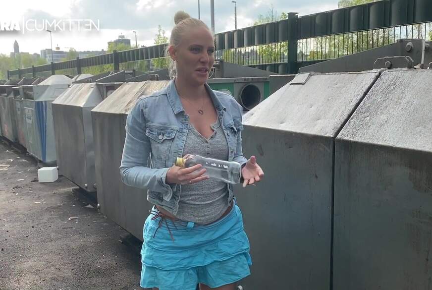 Spontane PUBLIC P**s Abfüllung - Fan am Glas Container getroffen von Lara-CumKitten pic2