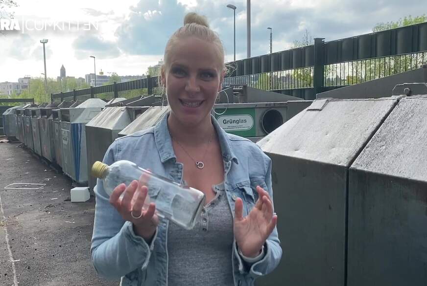 Spontane PUBLIC P**s Abfüllung - Fan am Glas Container getroffen von Lara-c*******n pic3