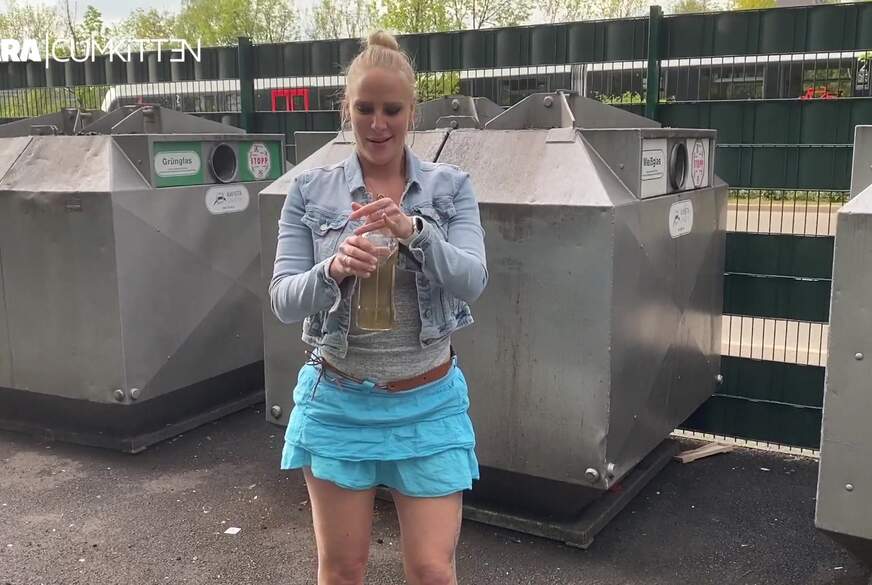 Spontane PUBLIC P**s Abfüllung - Fan am Glas Container getroffen von Lara-c*******n pic4