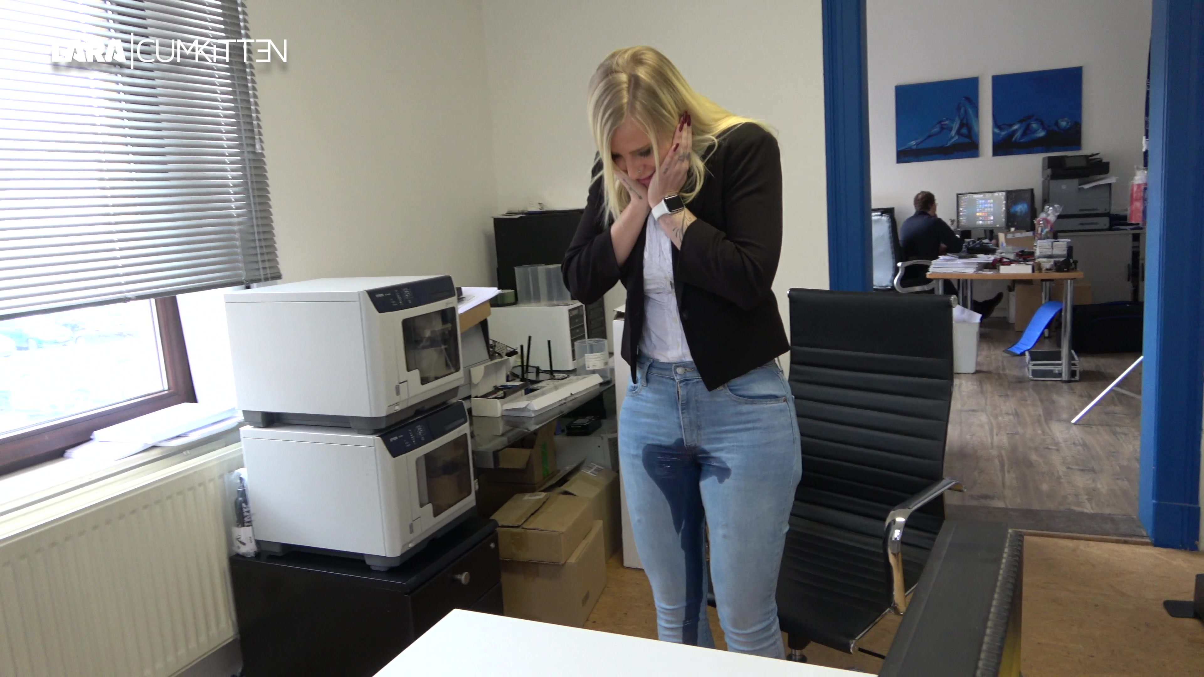 Verficktes Bewerbungsgespräch! In der Bahn auf dem Weg dorthin muss ich schon pissen. Ich bin sowieso schon so aufgeregt und der Chef konfrontiert mich auch noch mit 1000 unangenehmen Sachen. Jetzt geht gar nichts mehr, ich bin so nervös, dass ich es nicht mehr halten kann und mir vor seinen Augen in die Jeans pisse. OMG ist mir das peinlich, aber ihn scheint es ziemlich anzuturnen. Er fängt an mich zu streicheln und zu beruhigen. Ich ziehe mir die nasse Jeans runter und die weißen Strapse kommen zum Vorschein. Jetzt gibt es kein Halten mehr. Er dringt doggy in mich ein und benutzt mich in meiner Hilflosigkeit als Fickstück. OMG ist das geil. Er legt mich flach und bumst mich einfach auf seinem schmutzigen Schreibtisch durch. Ob er das mit allen Mädels so macht...? Egal, ich genieße jeden Stoß und hoffe, dass mir diese Nummer noch zum Job verhilft. Als er ihn rauszieht, läuft sein Sperma aus meiner Fotze. Wow, was für ein geiler Cremapie. Meint ihr ich hab den Job bekommen?