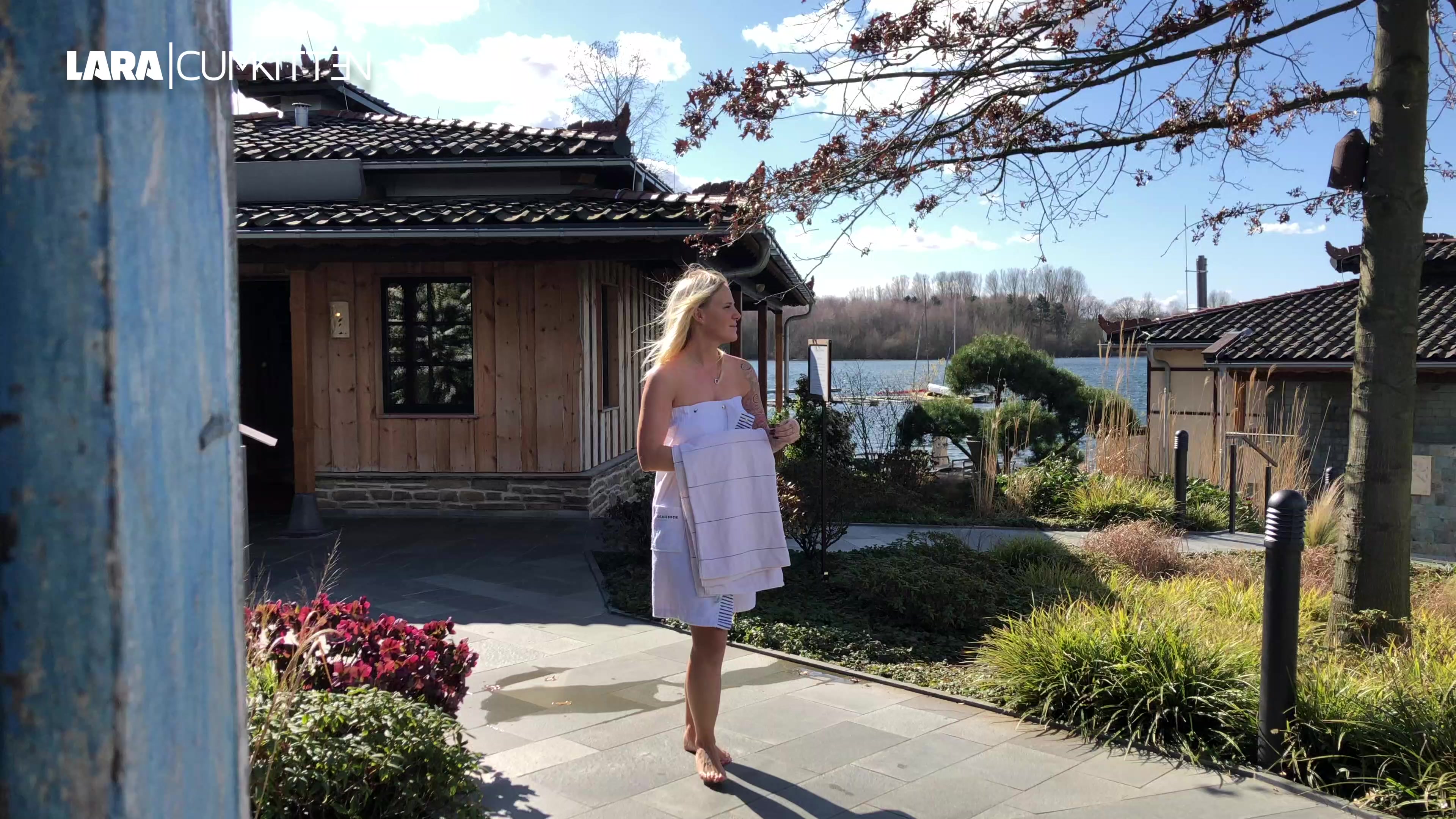 Es gibt für mich nichts Geileres, als in die Therme zu gehen um dort heimlich benutzt zu werden. Ich sitze schon total notgeil und nass in der Sauna und befriedige mich selbst, als zwei Kerle rein kommen. Ich sitze genau in der Mitte und und ich kann beobachten wie die Schwänze der beiden sofort steif werden. OMG mein Herz rast wie verrückt und ich spreize meine Schenkel für die beiden. Ich nehme all meinen Mut zusammen und fange an, beide Fickprügel gleichzeitig zu wixxen. Doch ich brauche mehr und blase beide Schwänze nacheinander geil ab. Oh wie geil, sie sind so hart wegen mir und schmecken sooo geil. Nacheinander spritzen sie in meiner Maulfotze ab und verlassen die Sauna wieder. Ich mache es mir gerade wieder selbst, da kommt ein alter Sack rein und kommt direkt zur Sache. Ich lass alle ran also darf auch er alles mit mir machen was er will. Er dringt in mich ein und fickt mich geil durch. Es ist so geil, ich brauche immer mehr! Als ich ihn abreite, kommt er und spritzt ohn