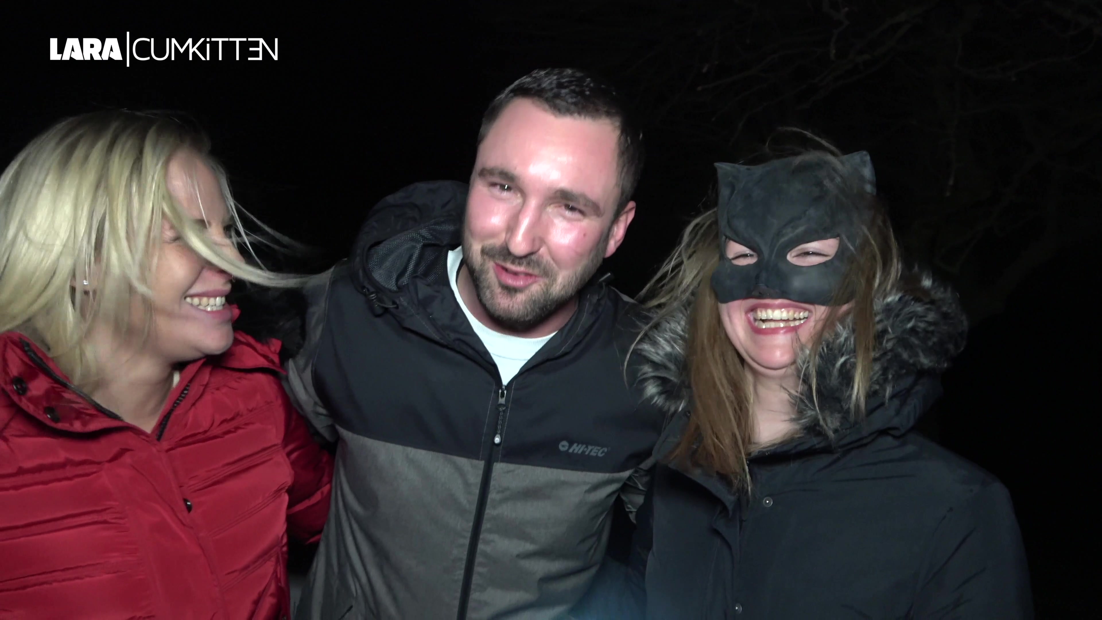 Meine Freundin Wet Wonder und ich sind voll aufgeregt, denn wir sind von einem netten Kerl an der Nordsee für einen Fick und ein bisschen Party machen eingeladen worden. Auf dem Deich wartet schon die Stretchlimousine, der Wind bläst hier oben ganz ordentlich, aber wir können sicher heftiger blasen ;) Unter dem Rock trage ich nichts ausser Strapse. Beim Einsteigen in die Limousine stecke ich meinen prallen Fickarsch raus und der Typ hat direkt nen Ständer. Willig und mega notgeil lasse ich mich sofort draussen von ihm doggy ficken. Meine Freundin wird direkt als Nächstes geknallt und zum squirten gebracht. Danach machen wir es und im Auto gemütlich und lutschen seinen Fickprügel so geil, nachdem er auch mich in der Limousine zum squirten gebracht hat. Wir Mädels küssen uns geil während wir seinen Schwanz blasen. Immer wieder muss er meinen prallen XXL Arsch streicheln und es dauert nicht lange da spritzt er uns seine geile Ficksahne auf unsere Spermafressen. Mmmmhhh, das war 