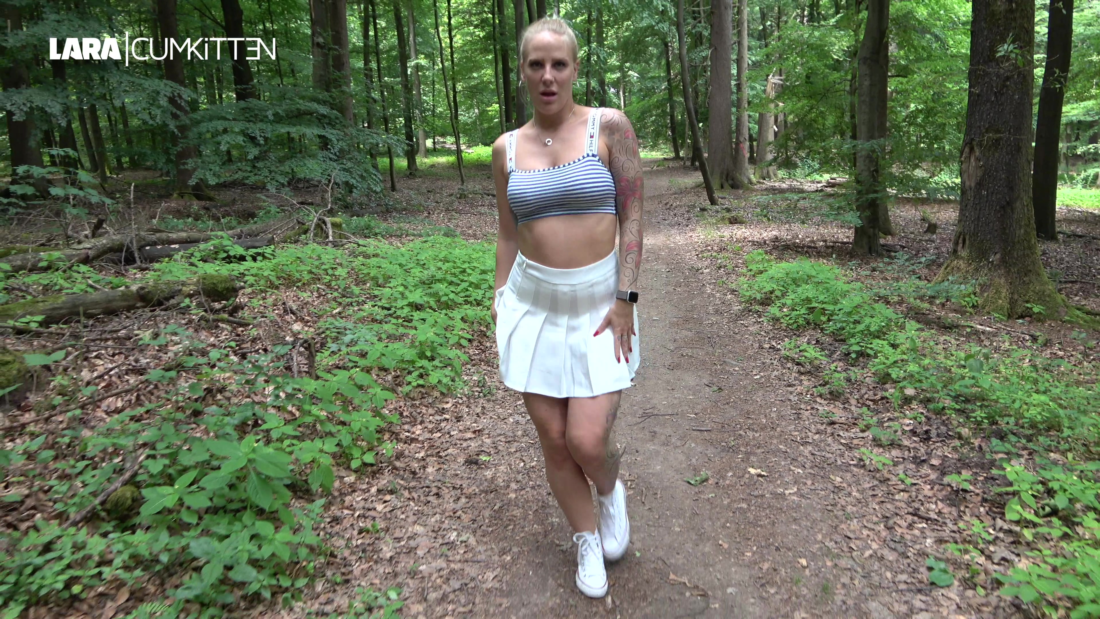 An diesen warmen Tagen trinke ich natürlich sehr sehr viel. Das ist Glück für denjenigen, der mir jetzt begegnet, denn ich muss so oft und viel pissen, dass da jeder auf seine Kosten kommt. Frech wie ich bin, trage ich natürlich vorsorglich nichts ausser einem Anal Plug unter meinem süßen weißen unschuldigen Röckchen. Das riecht nach einem geilen Doggy Piss, was meinst du? Wow ist das geil und schau mal wie viel klarer frischer Natursekt... Mmmmmhhhh, da würdest du jetzt gerne drunter liegen oder? Gefällt dir der Anblick? Jetzt musst du mir bitte nur noch meine nasse Pipi-Muschi lecken. Machst du das bitte? Was würdest du tun, um mal einen Tag so mit mir zu verbringen?