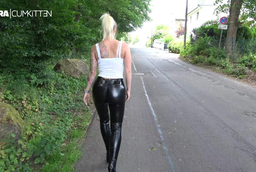 Prallen LEGGINGS A***h G*****t - A**l C******e für die STIEFEL S******e von Lara-CumKitten pic1