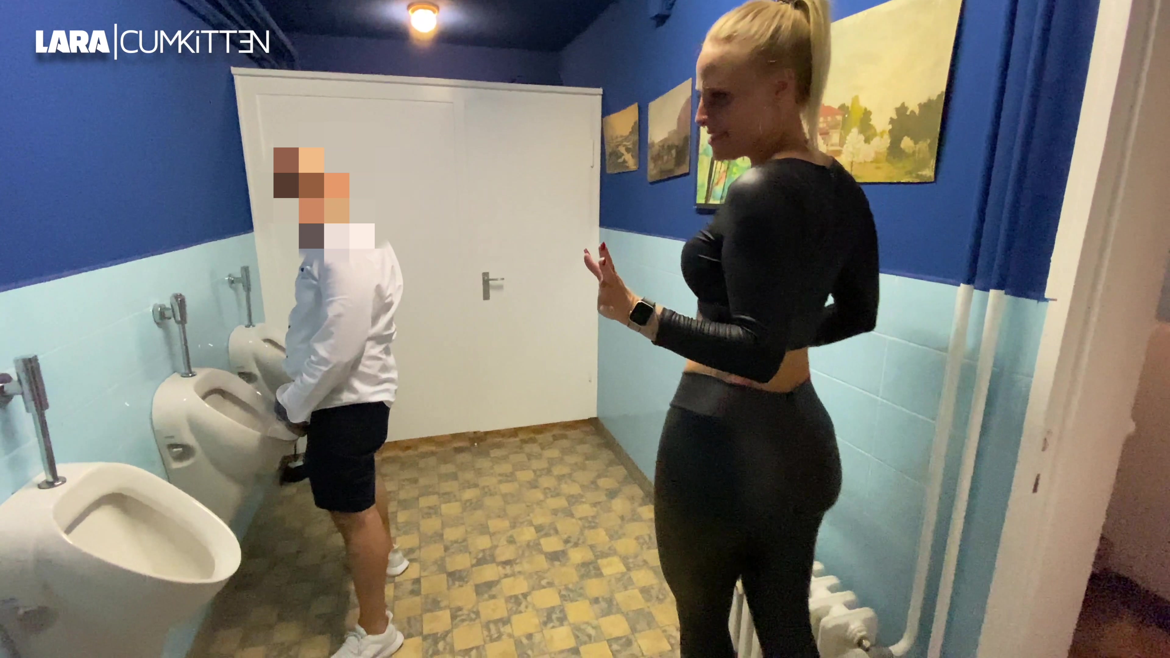 OMG das kann auch wieder nur mir passieren! Im engen Lederoutfit und HighHeels bin ich auf einer Party und verlaufe mich geradewegs in die Herren Toilette. Das stößt nicht gerade auf Ablehnung. Ich werde dort recht freundlich aufgenommen und darf erstmal meinen prallen Leggings Arsch gerausstrecken. Der Kerl streichelt mich und wichst seinen Schwanz auf meinen geilen XXL Booty. Plötzlich platzt auch meine Freundin herein die ihren Freund sucht und der wichsende Kerl nimmt reißaus. Doch da kommt auch schon ihr Freund aus der Toilette und fängt dort an wo der andere aufgehört hat. Er spritzt mir geil auf meinen runden, herausgestreckten Leder Leggings Arsch. Seine Freundin kann es kaum erwarten alles weg zu lecken. Sie bedient sich an dem Sperma auf meinem Bubble Butt und lässt es sich schmecken. Würdest du sowas auch gerne mal machen?