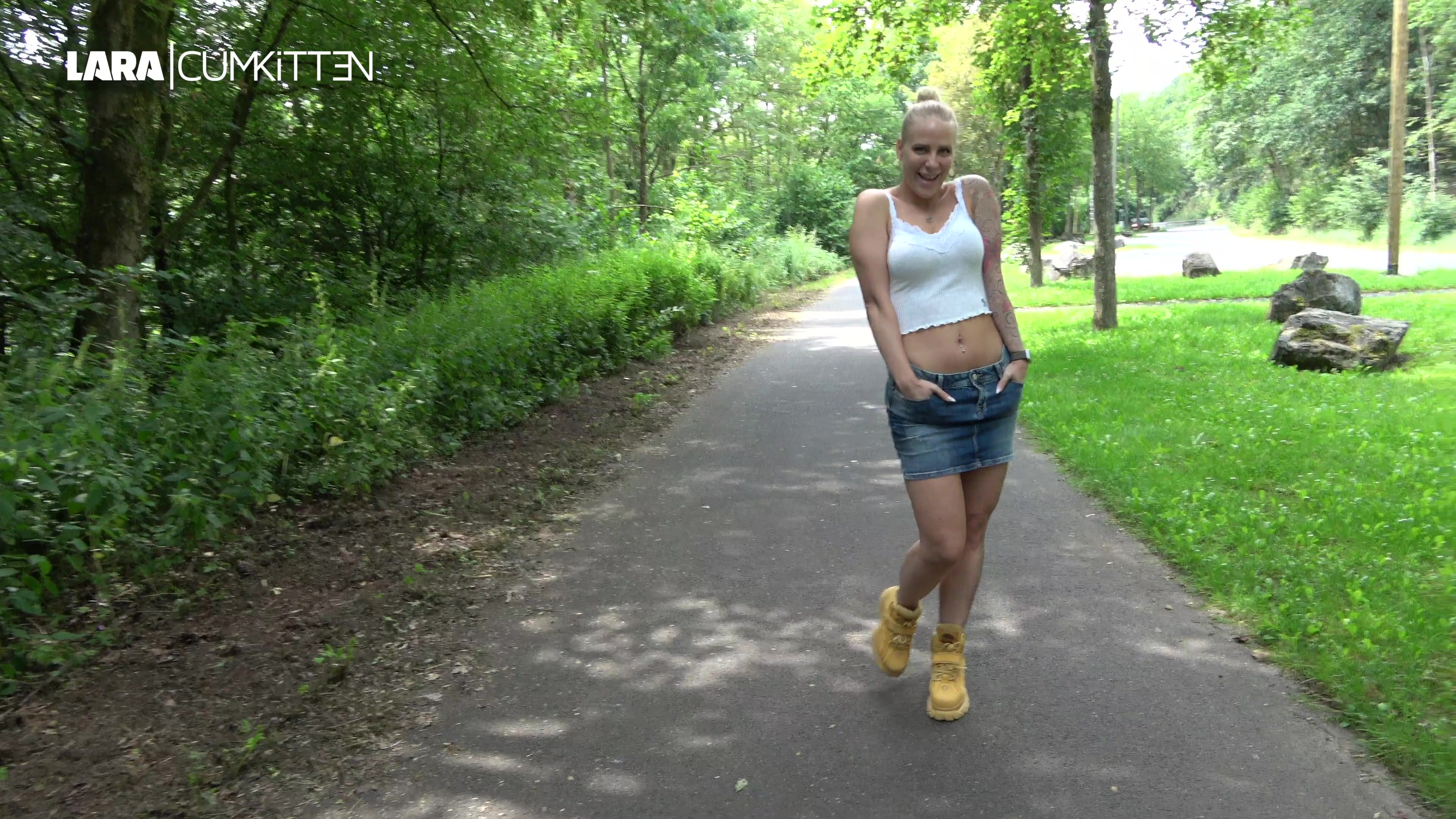 Stell dir vor ich komme dir entgegen, ziehe vor dir mein Röckchen hoch und du siehst wie nass und notgeil ich bin. Der weiße Fotzenschleim drückt sich schon durch das Höschen und ich frage dich ob du sehen möchtest wie ich da rein pisse. Ich spreize meine Beine und lasse es laufen. Wow alles läuft durch den String, die Beine runter bis in meine Buffalos. Gefällt dir das? Als Wichs-Hilfe für später darfst du mein geiles nasses Höschen gern mit nach Hause nehmen ;) Ich hoffe dir gefällt es, wenn ich so etwas mache :)