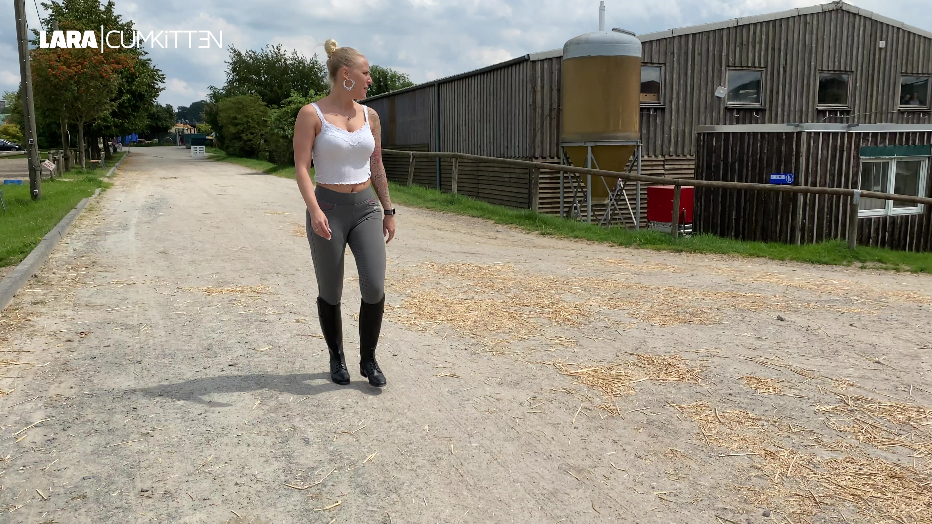 Stehst du auf Girls in Reitsachen? Mich erregt es sehr wenn ich damit rumlaufe. Schau mal wie sexy es aussieht wenn ich mit Reitleggings und Reitstiefeln den Weg entlang gehe. So etwas beobachtest du sicher gerne oder? Ich bin schon lange draussen und muss jetzt wirklich mal pissen. Ich lasse einfach laufen und... oh damit hätte ich nicht gerechnet. Mein Reitschlampen Wasser geht beim pissen direkt durch die Hose durch... sie saugt kaum etwas auf. Alles verteilt sich auch über die Stiefel. Macht dich der Anblick geil, ja? Schau mal, ich schäle beim Piss-Walk noch meinen prallen riesigen Arsch aus der Reithose. Rrrrrr... wahnsinn! Möchtest du, dass ich mich in dem Outfit auch mal ficken lasse? Schreib mir doch einfach mal was zu dem Video und was du dir in Zukunft von deiner sexy Reitschlampe Lara wünscht.