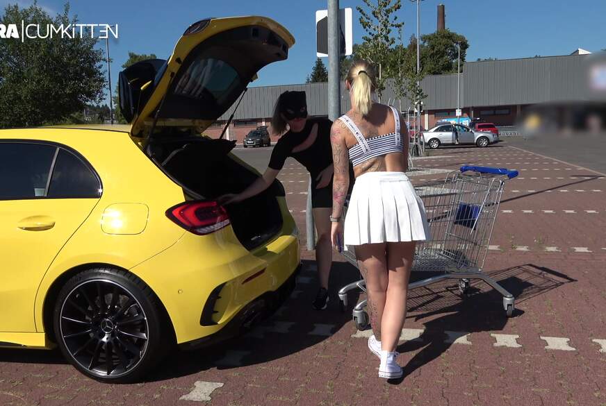 PUBLIC P**s - Mitten auf dem Supermarkt Parkplatz von Lara-c*******n pic1