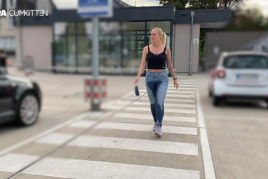 Krasser JEANS P**s - PUBLIC P**s Walk von Lara-CumKitten pic4