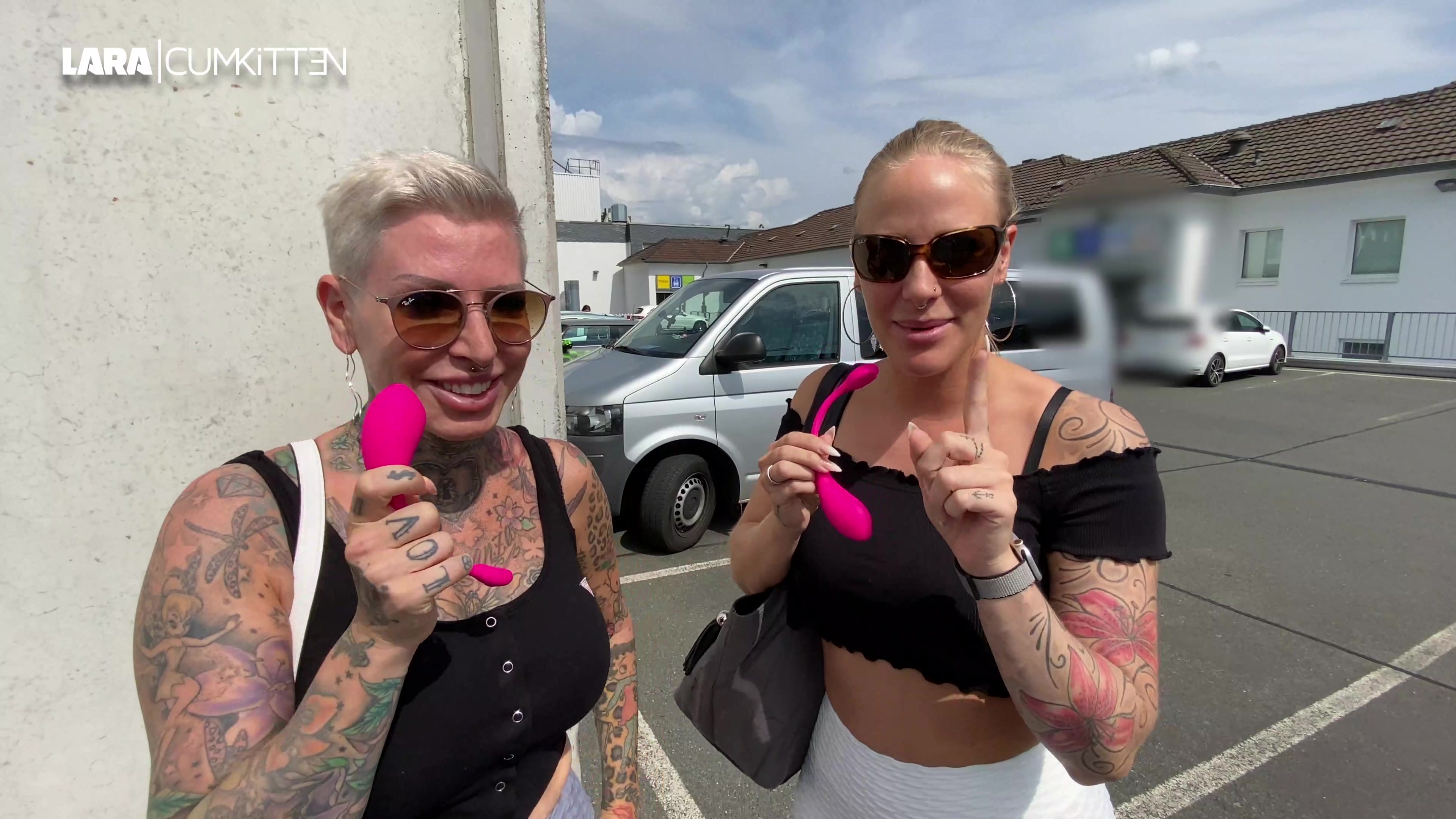 Meine Freundin Cat-Coxx und ich haben dieses geile Toy, das auch die User in unserer Webcam per App in uns fernsteuern können. So haben mich schon viele zum Orgasmus gebracht. Heute haben wir uns gedacht, wir gehen mal öffentlich durch die Einkaufsstraße und \