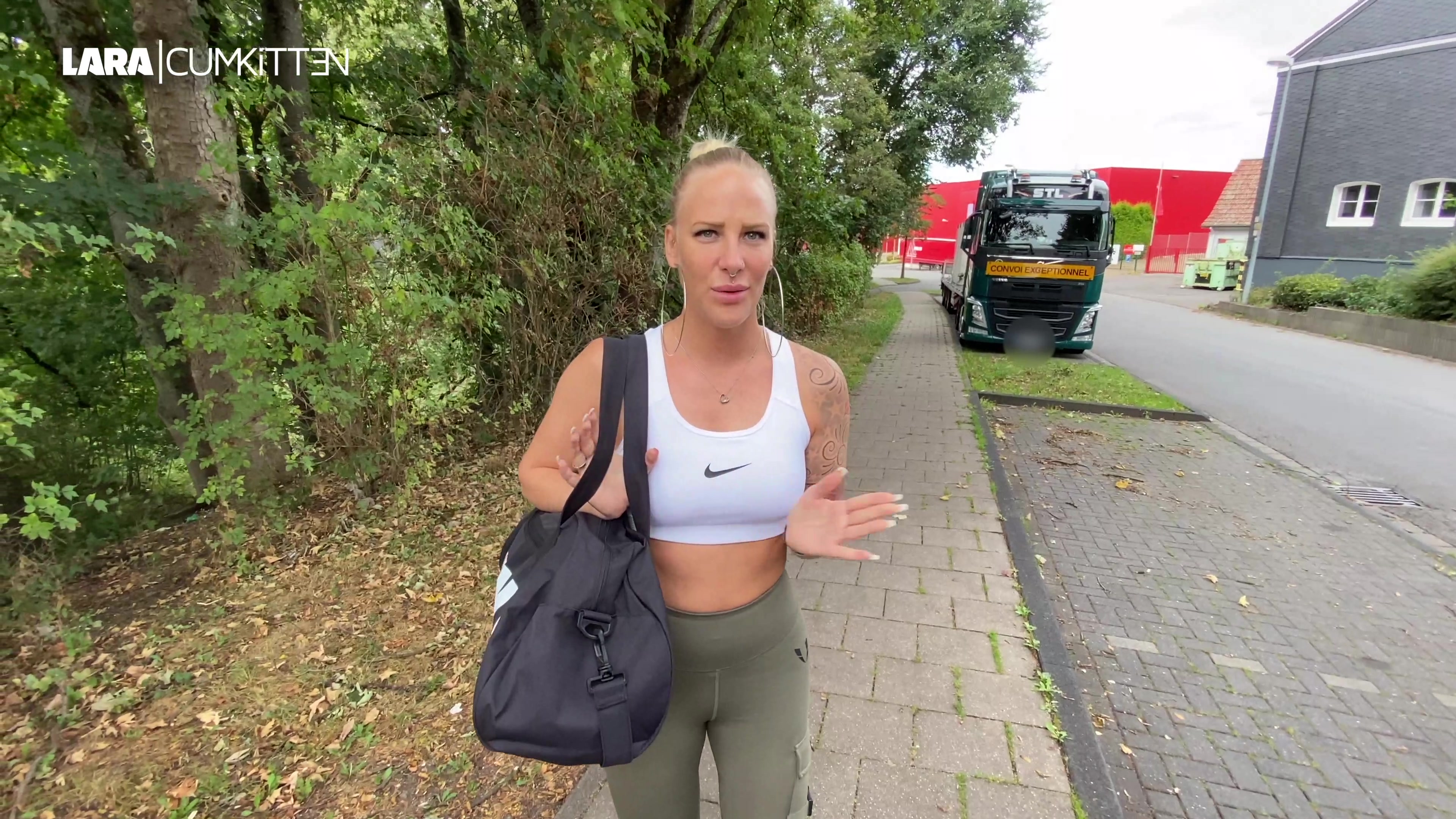 Ich komme gerade aus dem Fitnessstudio und bin auf dem Weg nach Hause als mich von hinten einfach jemand anspricht. Ja, ich werde öfter mal erkannt, aber dieser Kerl ist ganz schön dreist, filmt mich einfach, geht dabei total nah an meinen Arsch heran und fragt mich direkt nach einem Fick. So schnell gehts echt nicht, aber worauf ich immer und bei jedem Lust hab, ist ein geiler Facial. Also filmt er einfach weiter wie wir uns im Unterholz verstecken und ein bisschen Spaß zusammen haben. Erst ziehe ich mein Top hoch und spiele mit meinen prallen Möpsen. Sein Schwanz steht wie eine Eins und ich blase ihn geil, denn jetzt bekomme ich richtig Lust auf ne geile Ladung Sperma. Nach ein bisschen Teasern spritzt es heftig aus ihm heraus. Wow was für ein Mega Abspritzer - und alles in mein Gesicht! Ich kratze alles zusammen und schaufel mir so gut es geht alles ins hungrige Sperma Mäulchen. Nachdem ich noch ein bisschen mit dem Sperma gespielt habe schlucke ich alles runter. Mmmhh lecker!