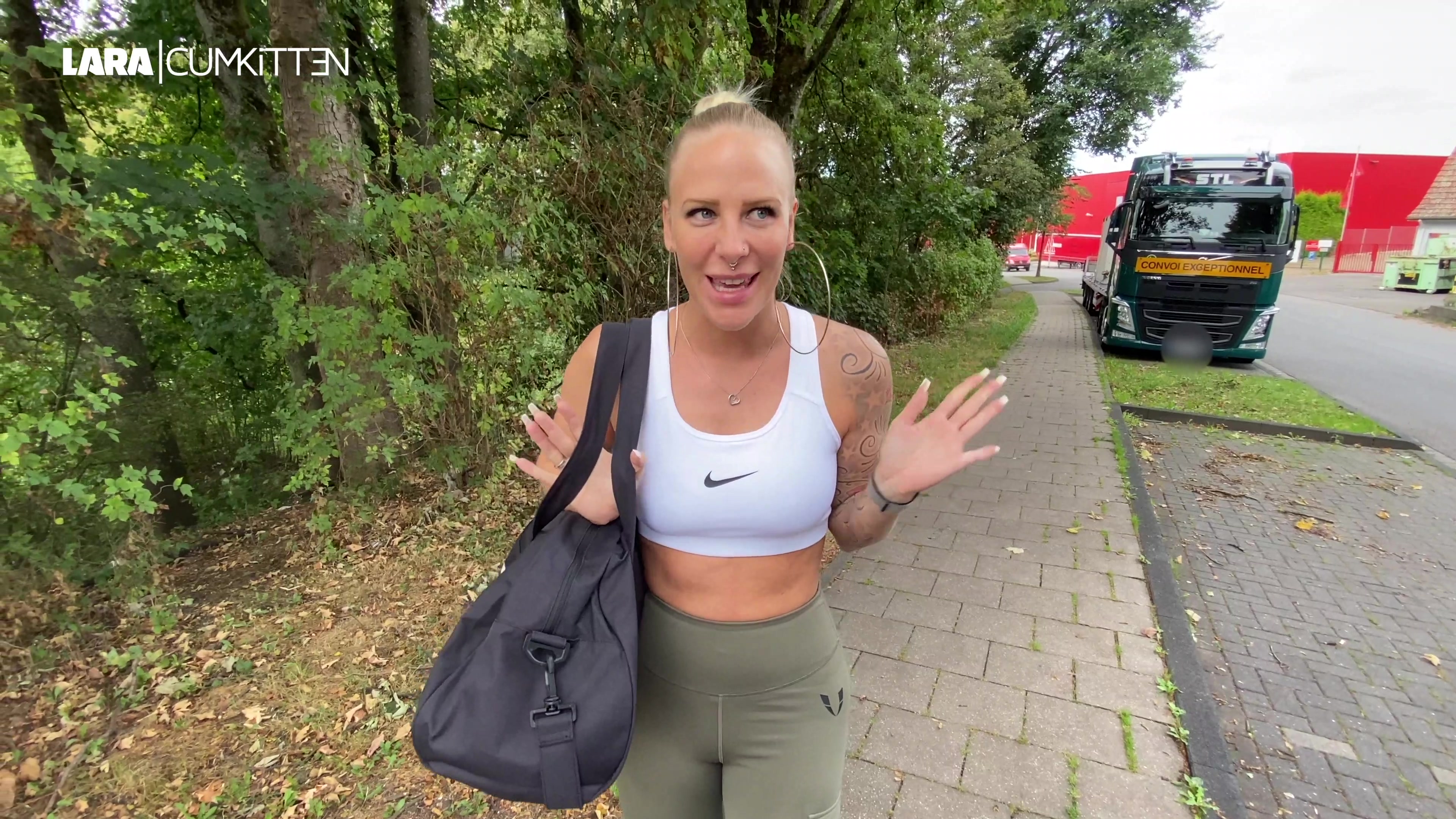 Auf der Straße ERKANNT - Alles geschluckt beim FACIAL DATE Ich komme gerade aus dem Fitnessstudio und bin auf dem Weg nach Hause als mich von hinten einfach jemand anspricht. Ja, ich werde öfter mal erkannt, aber dieser Kerl ist ganz schön dreist, filmt mich einfach, geht dabei total nah an meinen Arsch heran und fragt mich direkt nach einem Fick. So schnell gehts echt nicht, aber worauf ich immer und bei jedem Lust hab, ist ein geiler Facial. Also filmt er einfach weiter wie wir uns im Unterholz verstecken und ein bisschen Spaß zusammen haben. Erst ziehe ich mein Top hoch und spiele mit meinen prallen Möpsen. Sein Schwanz steht wie eine Eins und ich blase ihn geil, denn jetzt bekomme ich richtig Lust auf ne geile Ladung Sperma. Nach ein bisschen Teasern spritzt es heftig aus ihm heraus. Wow was für ein Mega Abspritzer - und alles in mein Gesicht! Ich kratze alles zusammen und schaufel mir so gut es geht alles ins hungrige Sperma Mäulchen. Nachdem ich noch ein bisschen mit dem Sperma gespielt habe schlucke ich alles runter. Mmmhh lecker!