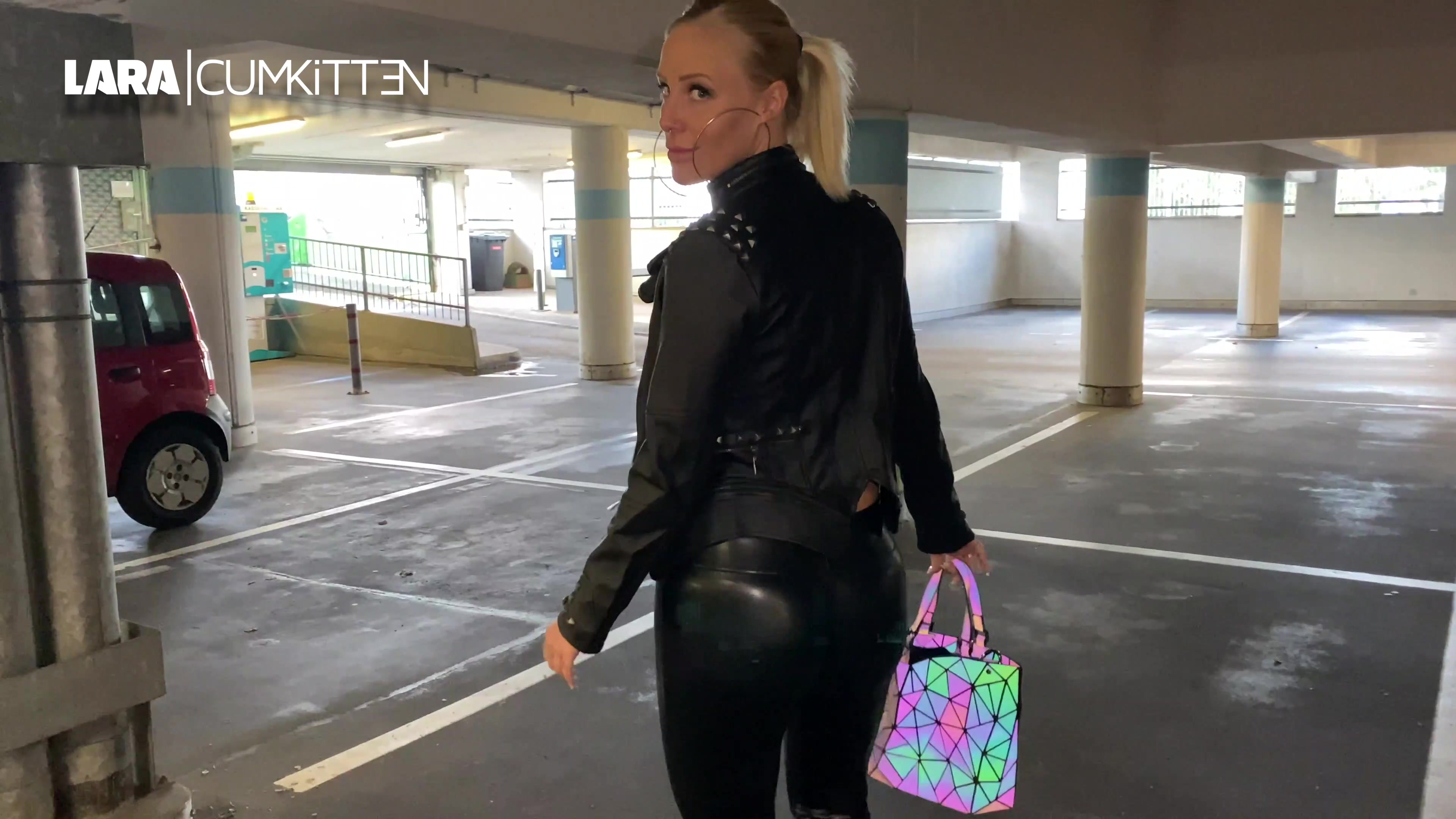 Im Parkhaus geht die ganze Zeit ein Typ hinter mir her. Ich trage eine enge geile Leggings und meine neue Lederjacke. Am Kassenautomaten spüre ich seine Blicke auf meinem prallen Bubble Butt. Als mir die Karte herunterfällt und ich mich bücken muss, spricht er mich an. Ich bin so geil auf einen spontanen public Fick, dass ich alles mit mir machen lasse. Wir gehen zum Auto und ich teaser ihn mit meinem prallen runden Mega Arsch an. Ich blase seinen erregten harten Schwanz willig ab und ziehe mir die Leggings langsam vom Arsch. Er dringt in mich ein und fickt mich doggy im Parkhaus durch. Mein Arsch wackelt beim ficken und er klatscht mir geil mit der Hand drauf. Nach dem geilen Fick ziehe ich die Leggings wieder hoch, bücke mich notgeil neben das Auto und pose mit meinem Arsch, denn jetzt will ich sein Sperma auf meinem Arsch haben. Er wixxt kurz und spritzt eine echt extrem heftige Ladung über meinen prallen Leggings Bubble Butt. OMG, was für ein unfassbar geiler Cumshot. Das wil