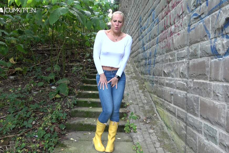 JEANS P**s - Natursekt Spaß in Gummistiefeln von Lara-CumKitten pic4