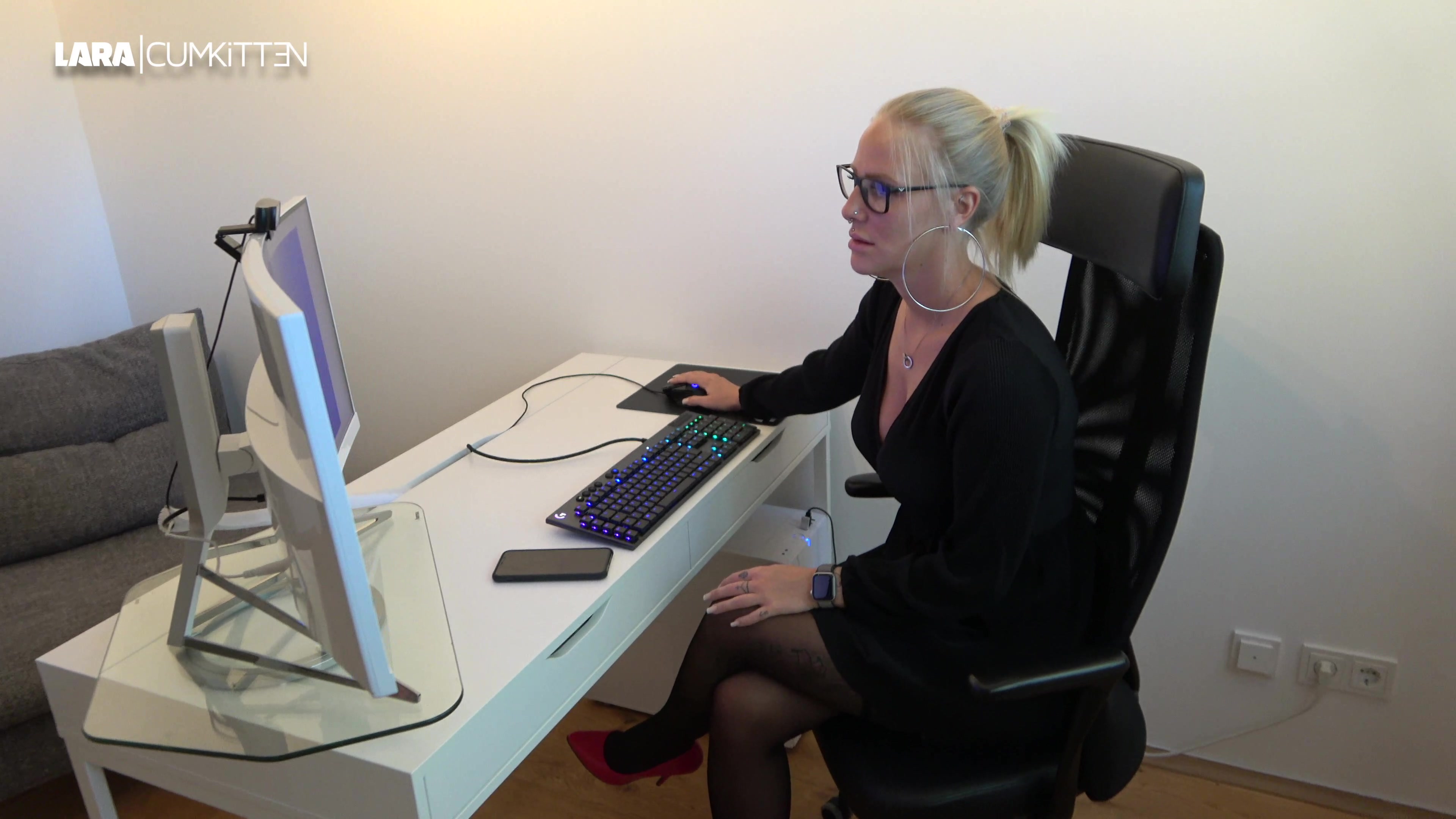 Ich bin so notgeil und willig und zeige mich gern sehr dankbar wenn mir jemand bei meinem PC Problem helfen könnte. Mein Nachbar kennt sich da ganz gut mit aus und ich habe die Fantasie wie ich mich von ihm im Büro Outfit ficken lasse wenn er mir hilft. Ich schreibe ihm schnell eine Nachricht und schon steht er vor meiner Tür. Ein paar Klicks und schon ist das Problem behoben. Ob ich ihn rumkriege? Ich geh aufs Ganze und ziehe einfach mein tief ausgeschnittenes Kleid hoch. Dagegen kann er sich nicht wehren. Ich blase seinen erregten steifen Schwanz geil während seine Frau unten in der Wohnung auf ihn wartet. Ich strecke ihm meinen blanken Arsch entgegen und lasse mich doggy ficken. Oh Gott was bin ich ein billiges Fickstück aber es macht mich einfach geil mich für alles und von jedem benutzen zu lassen. Ich spreize meine Schenkel für ihn und er knallt mich geil mit hochgezogenem Rock, Halterlosen und Pumps durch bis ich komme. Ich teaser ihn mit meinen Titten geil an bis er in m