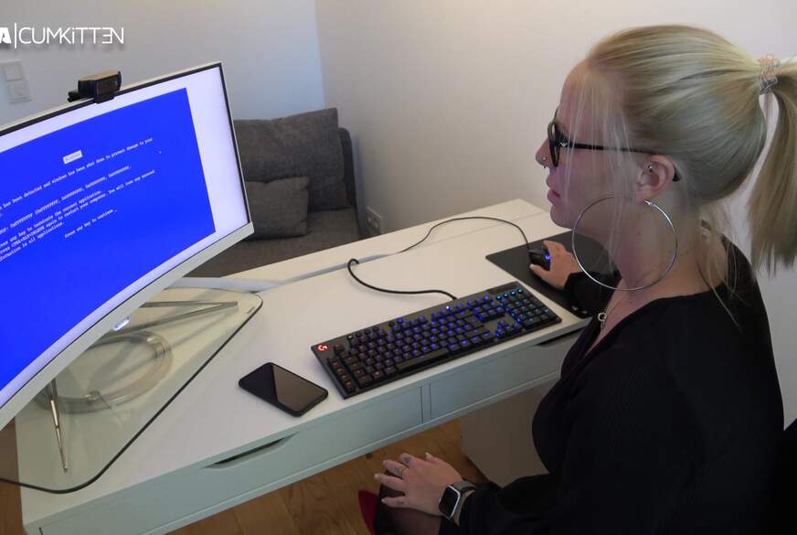 Beine breit und f**kbereit - Wer hilft mir bei meinem PC? von Lara-CumKitten pic2