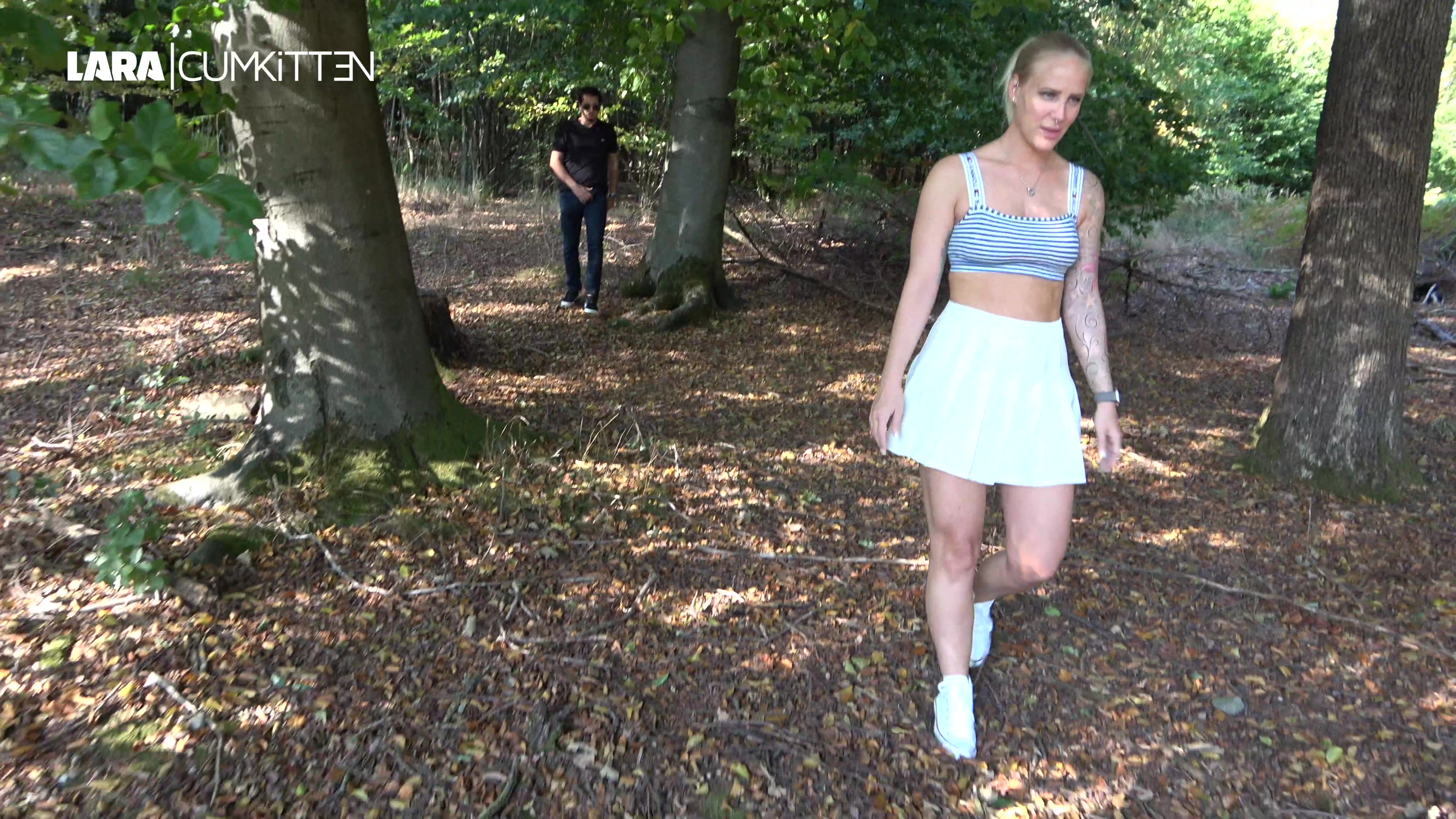Ich habe im Wald ein nettes Plätzchen gesucht um in Ruhe an mir rum zu spielen und es mir geil selbst zu besorgen. Dabei habe ich gar nicht gemerkt dass ich schon die ganze Zeit von einem Kerl beobachtet werde. Seelenruhig wixxe ich meine nasse Fotze, während mir dieser Voyeur hinter dem nächsten Baum zuschaut und heftig dazu masturbiert. Als ich ihn plötzlich bemerke ist es schon zu spät. Er drückt mich gegen einen Baum und küsst mich während er weiter seinen Schwanz wixxt. Das macht mich in dem Moment so geil dass ich willig seinen steifen Fickprügel blase und es einfach genieße wie er mich benutzt. Komm, fick mich doggy auf dem Baumstumpf. Das lässt er sich nicht 2x sagen und knallt meine nasse Fickfotze durch. OMG ich will immer mehr, denn es ist so geil. Ich reite ihn rückwärts geil ab bis ich echt heftig zum Orgasmus komme. Ich knie mich vor ihn auf den Boden und bekomme seine Ficksahne in mein Schlampengesicht. Mmmmhhh, damit spiele ich am liebsten rum. Hoffentlich 
