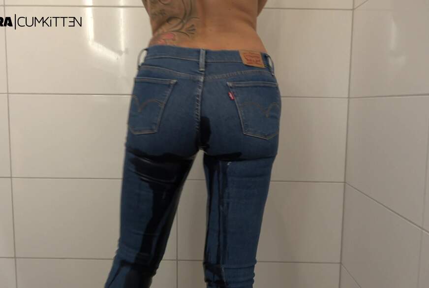 Jeans und Gummistiefel - V*********t zum Orgasmus g*****t von Lara-CumKitten pic4