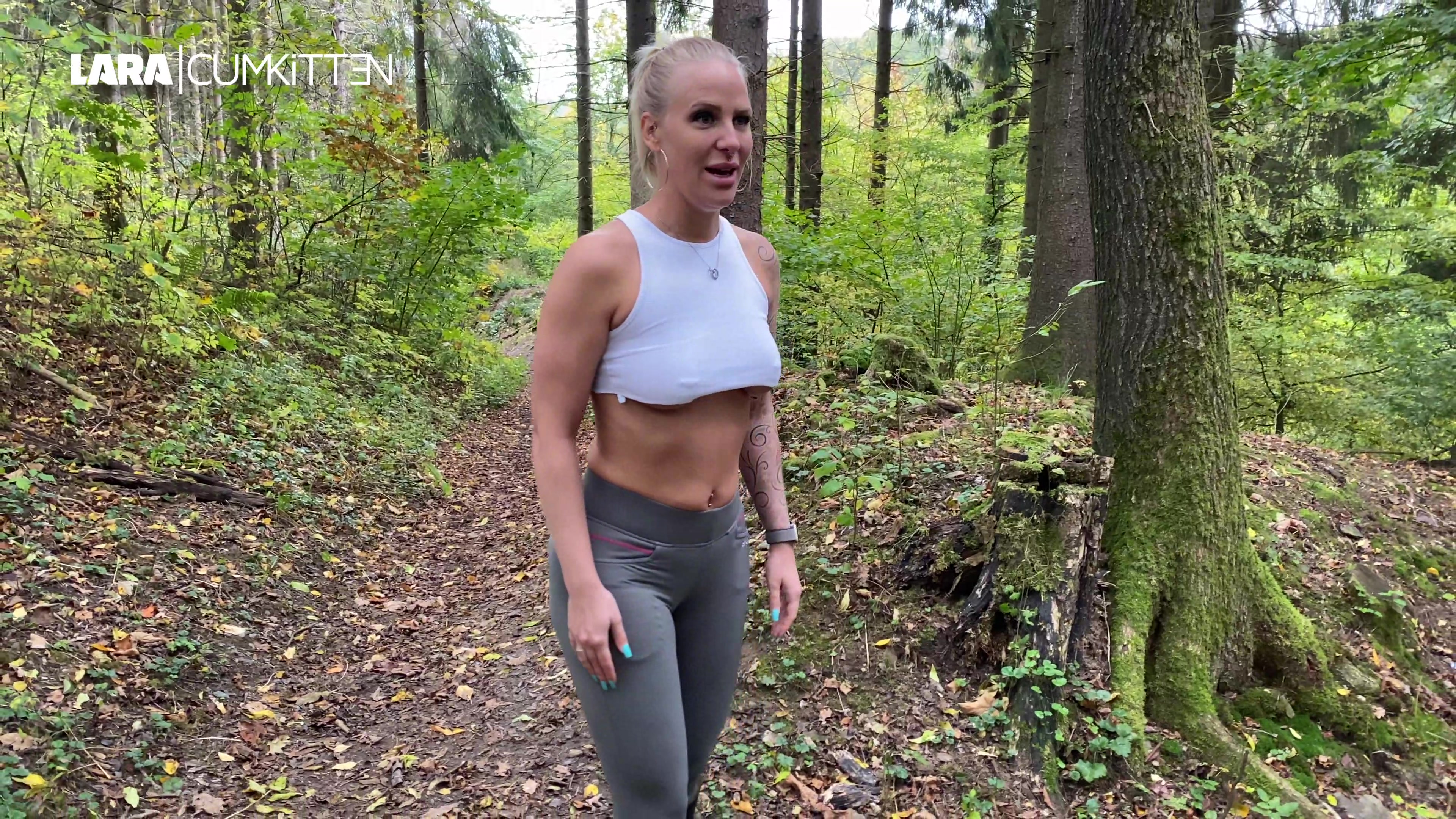 Nach dem Reiten gehe ich noch mitten durch den Wald um Pilze zu suchen. Doch alles was ich finde, ist ein Typ der scheinbar sehr auf meine Reitklamotten steht. Mist, kein BH an... ist mir ja schon etwas peinlich, naja... wir kommen so ins Gespräch und als ich mal pissen muss, sagt er mir dass ihn das gar nicht stört und er gern zuschauen möchte. Na dann geb ich mal alles :D Ich ziehe meinen Reitstiefel aus und pisse rein. Wow hör mal wie das plätschert und das ist eeeecht viel. Ich knie mich doggy hin und übergieße meinen sexy prallen Reitleggings Arsch mit meinem Natursekt. Alles nass! Also ich so durch die Gegend spaziere, macht ihn das tierisch an. Als er mir seinen Schwanz zeigt, kann ich nicht anders, ich muss ihn einfach geil blasen bevor ich ihn mit zu mir nach Hause schleppe. Geiles Date. Würdest du mich auch gern mal so treffen? Wie würde das Treffen für dich weiter gehen? Oder hättest du meinen Saft schon aus dem Stiefel Getrunken....? Verrate es mir im Videokommen