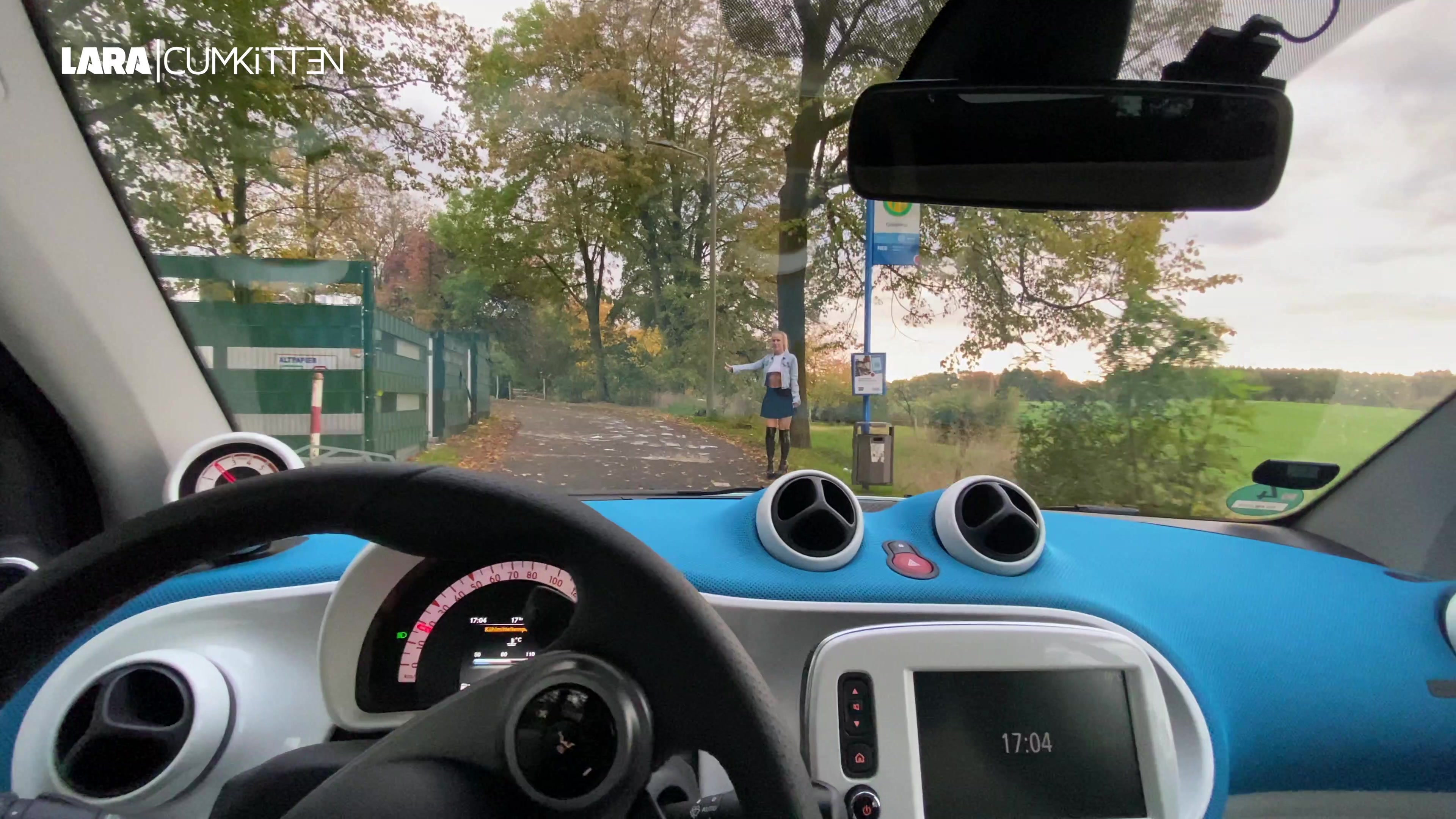 Total durchgefroren stehe ich im knappen Röckchen ohne Slip und ohne BH mit Fickmich Stiefeln an der Bushaltestelle. Um mich aufzuwärmen hab ich nur eine Chance - ich muss per Anhalter fahren. Ein Typ hält an und ich flehe ihn an mich mitzunehmen, zeige ihm aus lauter Verzweiflung meine Titten. Als ich bei ihm im Auto sitze, will er eine Entschädigung fürs Mitnehmen. Wir fahren zu ihm und haben beide voll Bock aufeinander. Als ich ihm meine Titten zeige, steht sein Ständer wie eine Eins. Ich blase ihn geil und twerke mit meinem geilen Arsch, zeige ihm meine Ficklöcher und lasse mich so richtig geil von ihm doggy durchficken. Ich setze mich auf ihn und reite ihn geil ab. OMG ich brauche es jetzt so, also nimmt er mich und knallt mich so geil dass ich zum Orgasmus komme. Ich teasere ihn nochmal so richtig geil mit meinem prallen Arsch und meinem Dirty Talk an, zeige ihm meine Ficklöcher ganz nah bevor er mir seine Ficksahne voll ins Gesicht und in mein Sperma-Maul spritzt. Wow sc