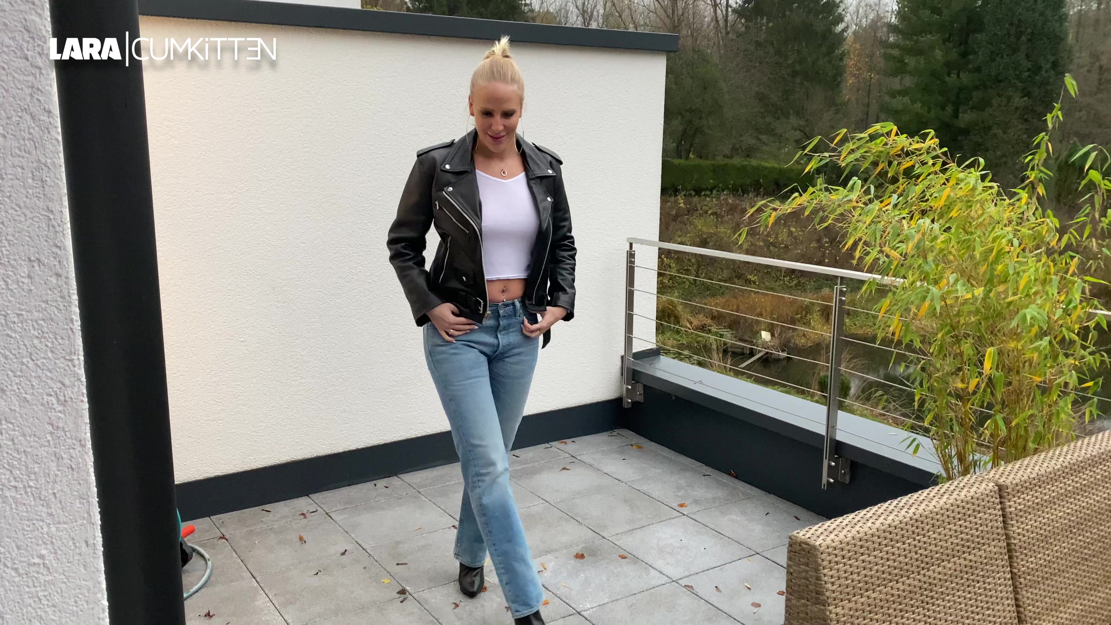 Das ist ein Jeans Fetisch Piss Video für alle die auf Girls in Lederjacken und Bootcut Jeans stehen. Dazu schwarze spitze Lederstiefel und das Outfit der 1990er ist perfekt. Ich pose geil in diesem Outfit, meine steifen gepiercten Nippel bohren sich durch mein weißes knappes Shirt. Dann lasse ich einfach laufen. Die Jeans färbt sich langsam ein... was für ein geiles Gefühl. Magst du diesen Anblick? Natürlich ziehe ich auch mein Top hoch und zeige dir meine geilen Titten. Ich hoffe dir gefällt dieses Fetisch Outfit :)