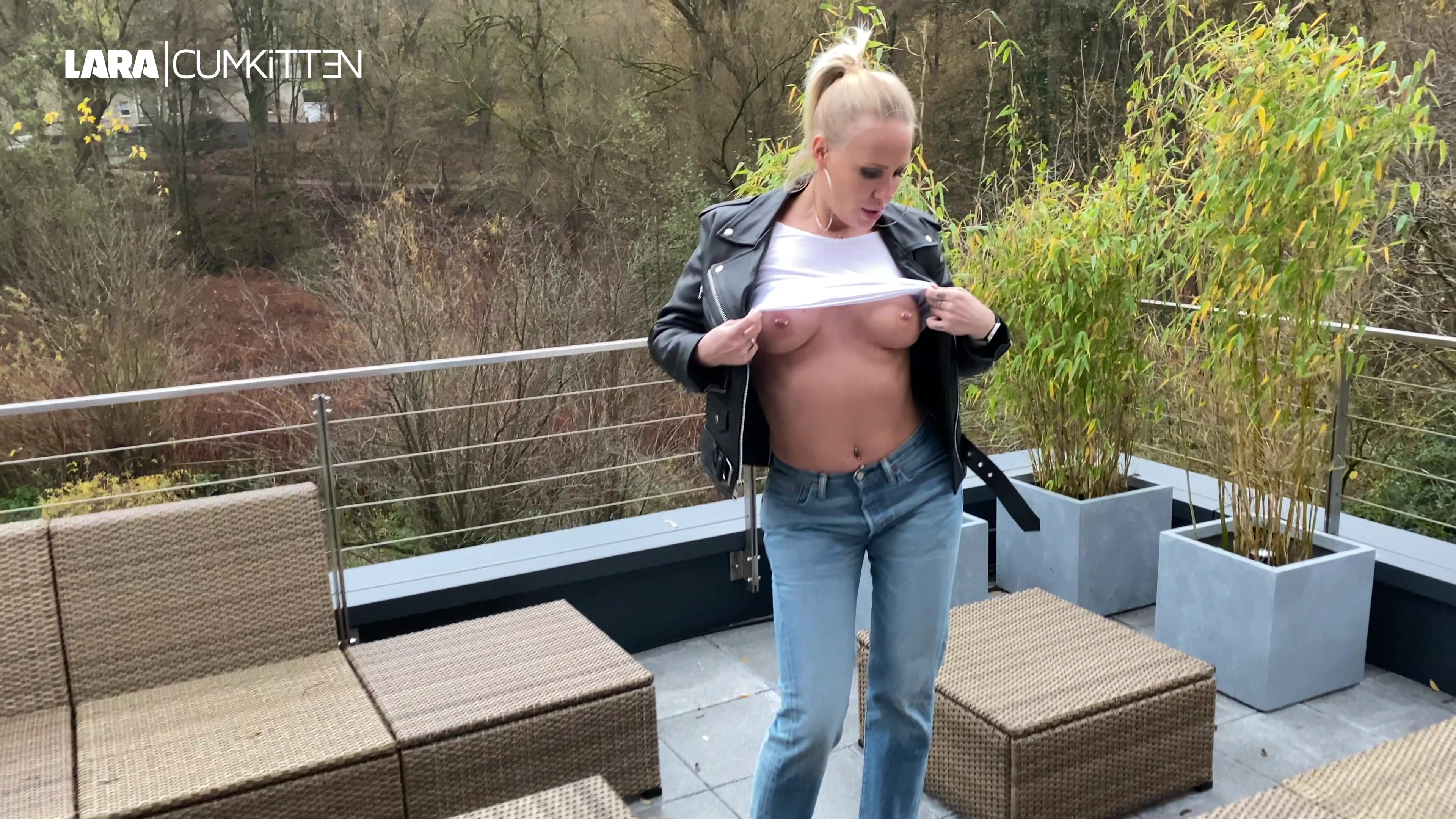 Lederjacken Jeans Bitch - Legendäre Jeans eingepisst Das ist ein Jeans Fetisch Piss Video für alle die auf Girls in Lederjacken und Bootcut Jeans stehen. Dazu schwarze spitze Lederstiefel und das Outfit der 1990er ist perfekt. Ich pose geil in diesem Outfit, meine steifen gepiercten Nippel bohren sich durch mein weißes knappes Shirt. Dann lasse ich einfach laufen. Die Jeans färbt sich langsam ein... was für ein geiles Gefühl. Magst du diesen Anblick? Natürlich ziehe ich auch mein Top hoch und zeige dir meine geilen Titten. Ich hoffe dir gefällt dieses Fetisch Outfit :)