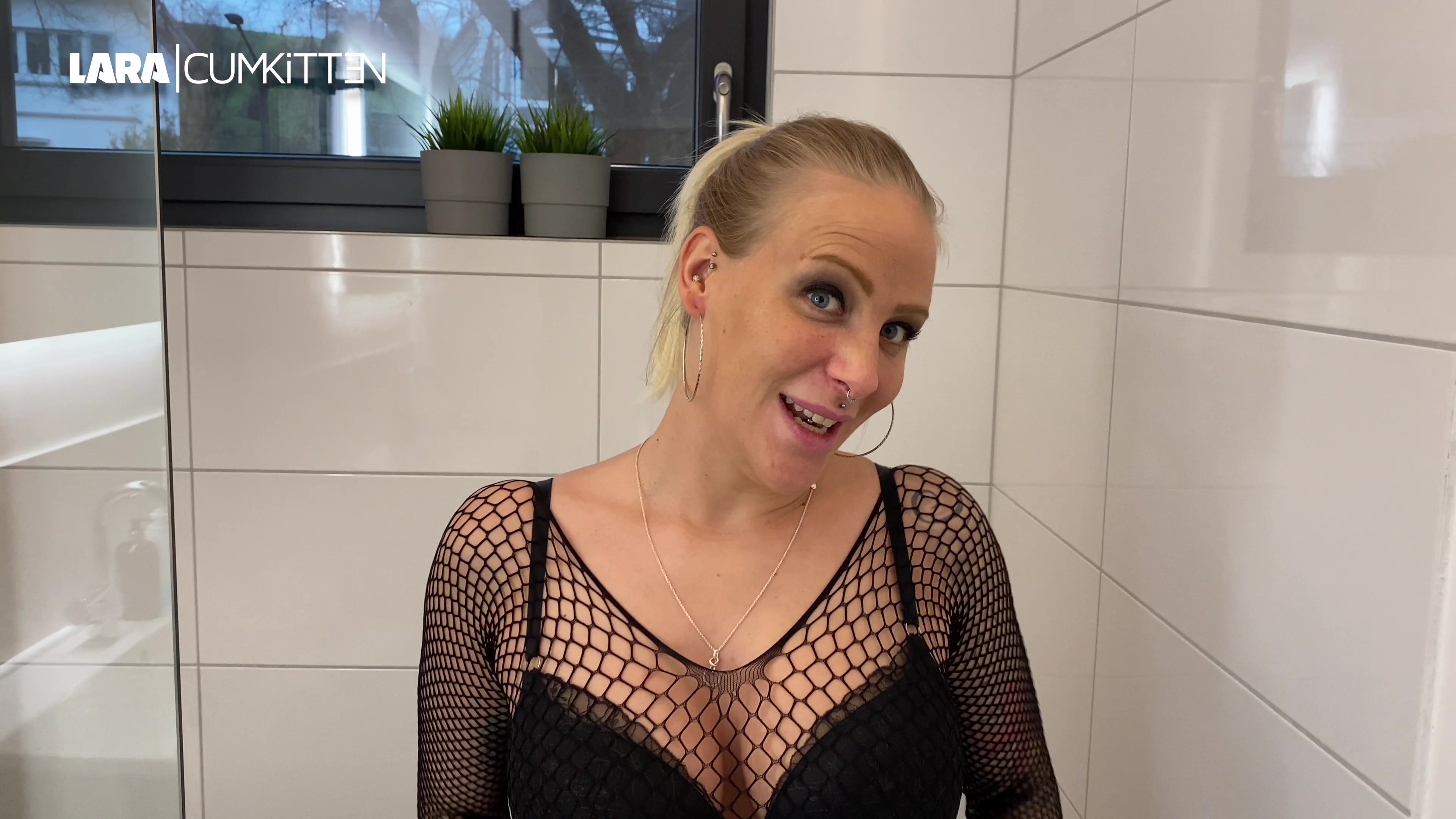 Auch beim pissen muss man mal eine neue Stellung ausprobieren und ich finde, das sieht sogar richtig richtig lecker aus. Echt sehr sexy mit Anal Plug und Netz Catsuit von der Seite gepisst, das Bein leicht angehoben und schon sprudelt der Strahl im geilen Bogen aus der geilen nassen Fotze. Oh, ich hab sogar frontal die Cam getroffen! Check mal lieber schnell ob du nass geworden bist ;) Danach bekommst du meine Pissfotze noch näher und darfst sie lecken. Sieht das nicht sexy aus...? Beschreibe mir deine Empfindungen und Gedanken dazu in einem geilen Videokommentar :) Würde mich sehr freuen!