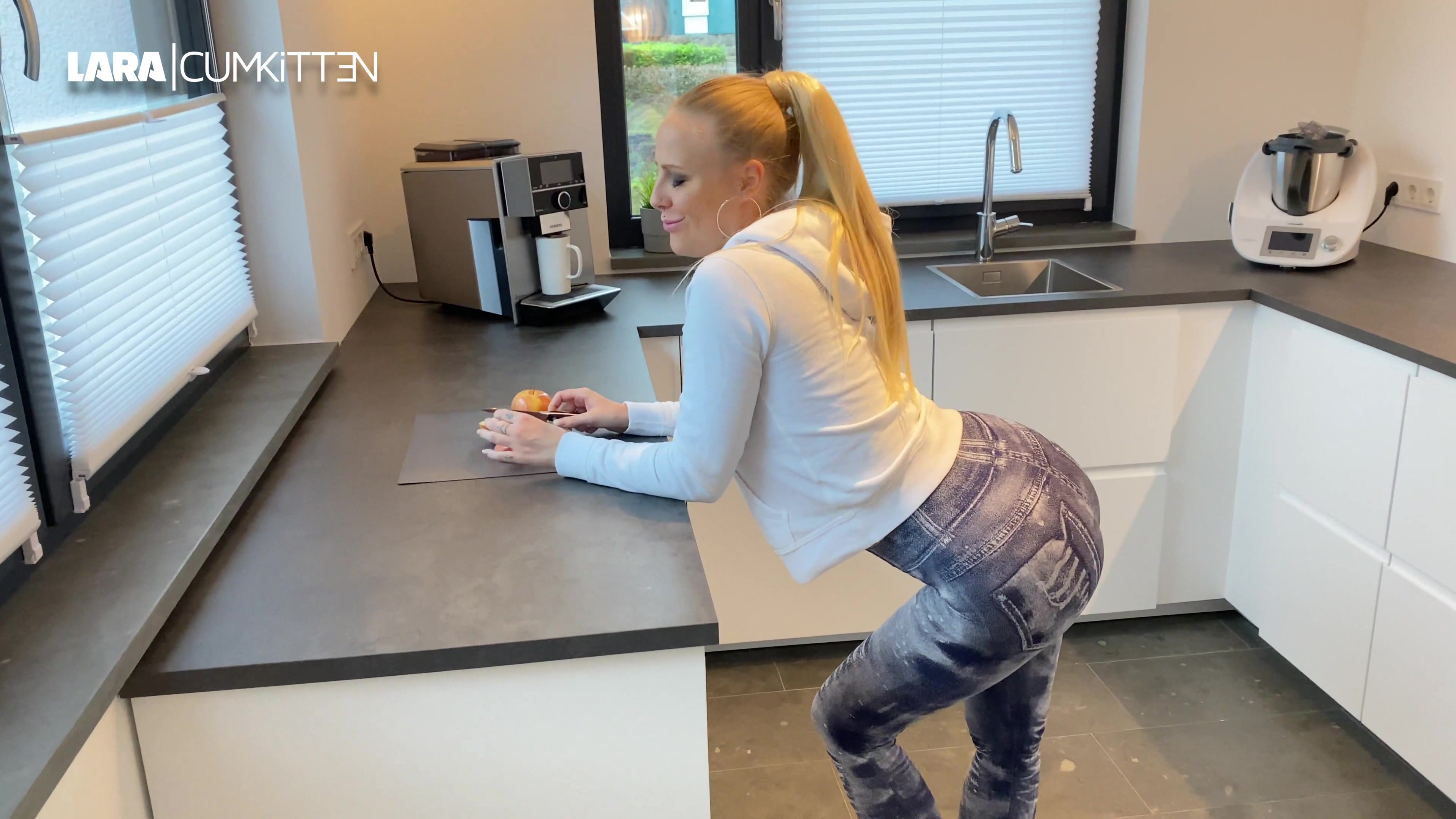 Ganz ehrlich... das sollte eigentlich gar kein Video werden, ich wollte mir nur gerade einen Apfel in der Küche schneiden. Als er um die Ecke kommt und mich mit meinem prallen Booty in meiner neuen Jeans Leggings sieht, filmt er es einfach mit seinem Handy. Was daraus entstanden ist, siehst du in diesem Clip. Ich weiss genau dass ihn das anmacht, wenn ich ihn so anteaser. Also shake ich meinen Prall-Arsch geil für ihn bis sein Ständer steht. Ich blase und lutsche seinen Fickprügel geil ab und stelle mich bereitwillig doggy für ihn hin. Er zieht mir die Leggings vom Arsch und knallt mich einfach so in der Küche vor dem Fenster durch. Ich finde es so geil im Alltag spontan benutzt zu werden... Ich genieße jeden Doggy Stoß von ihm. Aber jetzt brauche ich eine geile Zuckerguss Glasur. Ich setze mich vor ihn auf den Boden und bettel um sein Sperma. Was dann kommt hab ich so auch lange nicht erlebt. Es kommt sooo heftig aus ihm heraus gespritzt, dass es am Anfang kaum einzelne Spritz