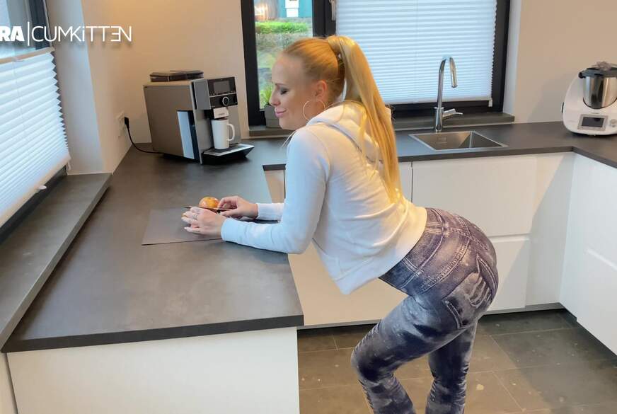 BUBBLE B**t in Jeans Leggings - D***y F**k bis zur S****a FONTÄNE von Lara-CumKitten pic1