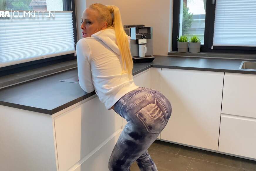 BUBBLE B**t in Jeans Leggings - D***y F**k bis zur S****a FONTÄNE von Lara-CumKitten pic2