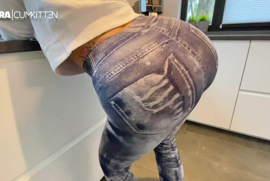 BUBBLE B**t in Jeans Leggings - D***y F**k bis zur S****a FONTÄNE von Lara-CumKitten pic3