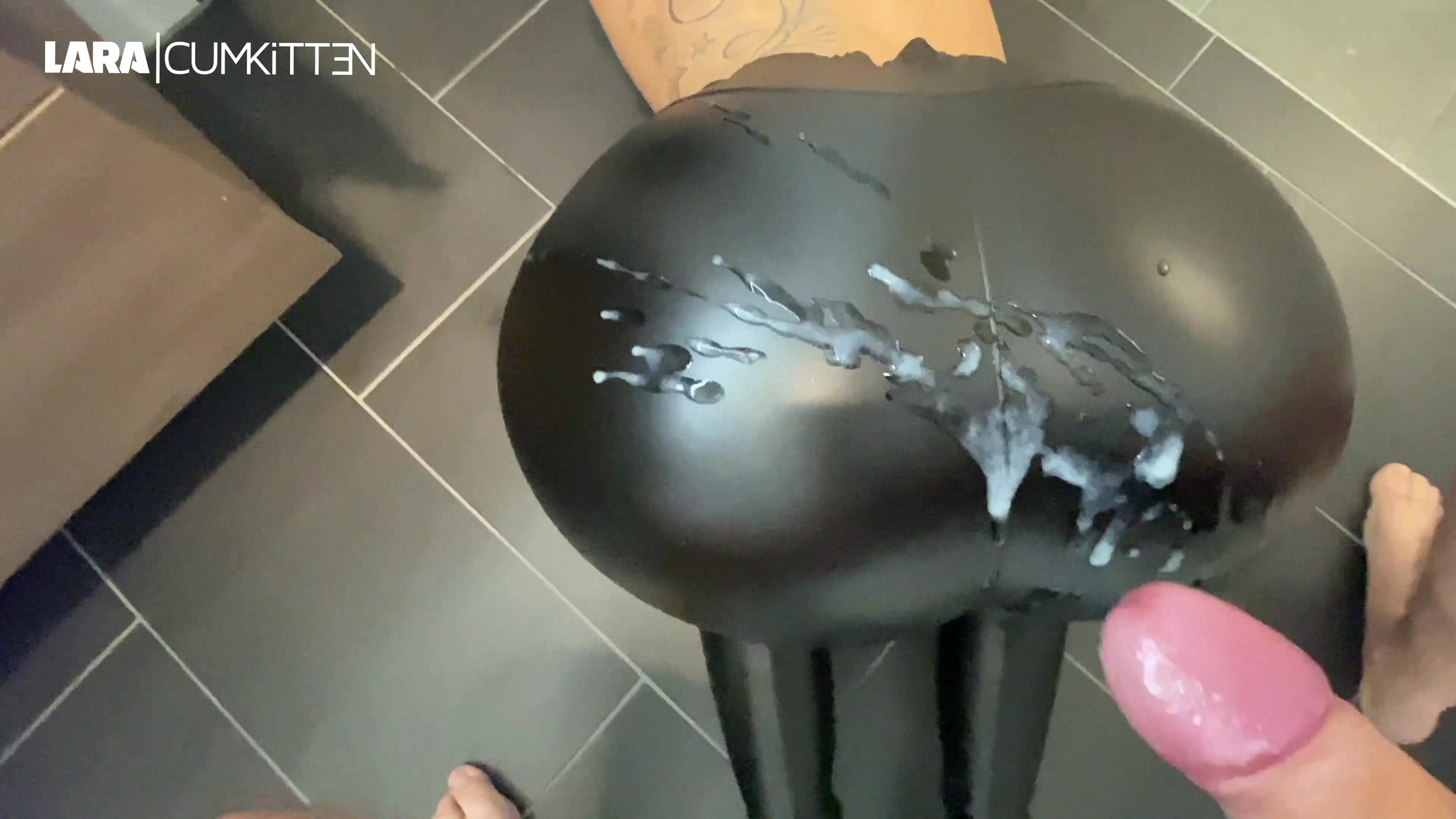 BEST OF ABSPRITZER 2020 - 20x Cumshot, Creampie, Spermawalk Geballte Sperma-Power. In diesem Video präsentiere ich dir meine 20 geilsten Cumshots, Abspritzer, Creampies und Spermawalks aus dem Jahr 2020. Wow, da werde selbst ich beim Anblick wieder geil! Ich bekomme so geile Ladungen auf meinen prallen Leggings Arsch, die Cameltoe Fotze, auf meine Nylon Füße, meine gepiercten Titten, auf Lederstiefel, Reithose und nicht zu vergessen die Creampies. Mega Einblicke wie das Sperma aus meiner Fotze läuft und sogar ein Anal Creampie ist dabei. Lass dir diese spritzige Compilation voller geiler Entladungen nicht entgehen. 100% Abspritzgarantie :) Ein Best of Facials Video folgt nächste Woche.