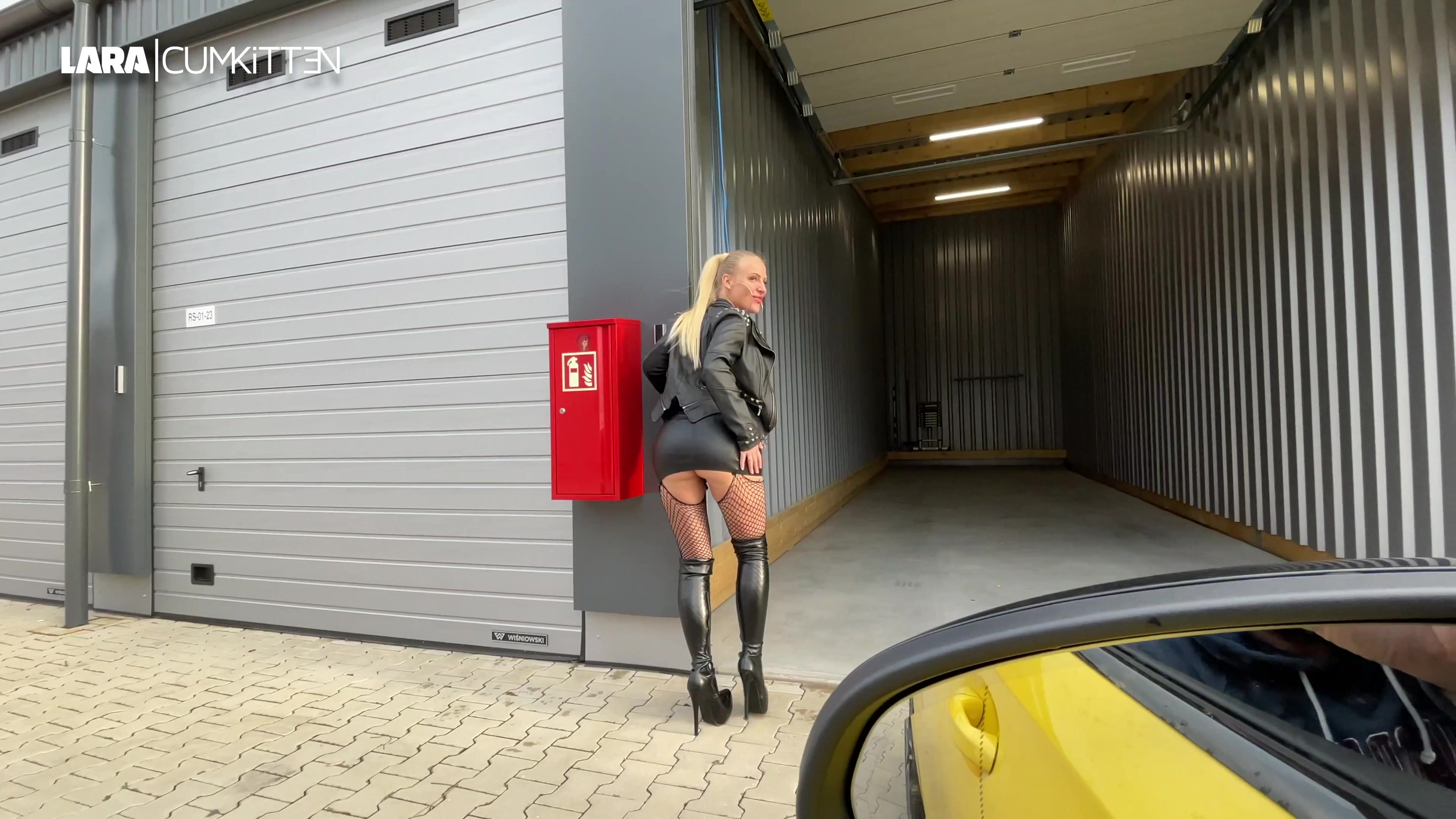 DRIVE IN FICK BOX - Triff mich anonym und spritz mich voll Lust auf einen schnellen FICK and GO? Ich empfange dich aufgestrapst in Netzstrümpfen, sexy Fickstiefeln, Lederrock und Lederjacke. Du fährst einfach in die Box, das Tor geht zu, wir haben Spaß und du fährst wieder. Na wie klingt das? Nachdem er in die Box gefahren ist und er meinen Fickarsch gesehen hat, muss er mich erstmal anfassen und wird dabei wahnsinnig geil. Nach einem geilen Blowjob zum Empfang mache ich die Box zu damit wir ungestört sind. Sofort zieht er mir den sexy Micro String auf Seite und knallt er mich doggy an seinem Auto weg. Ich liebe es als Fickstück benutzt zu werden. Ich ziehe Rock und Lederjacke aus und präsentiere mich in voller aufgestrapster Pracht, lege meine Titten frei und lasse mich geil auf der Motorhhaube von ihm durchnageln. OMG - so will ich am liebsten einen Kerl nach dem anderen haben. Ich bettel ihn an mein Gesicht vollzukleistern und er spritzt mir fast alles ins Blasmaul. Ich spiele geil mit seiner warmen cremigen Sauce und mache Blasen da