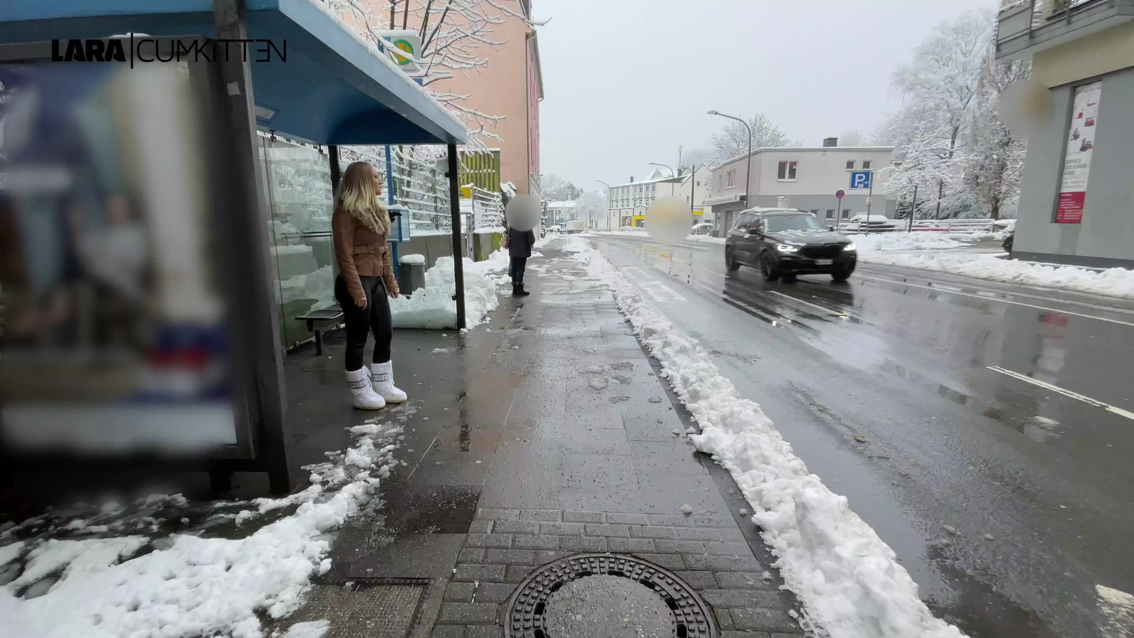 Der Typ an der Bushaltestelle hat mich sofort erkannt. Ich spüre so etwas immer wenn mich jemand in der Öffentlichkeit real trifft :) Natürlich wollte er mich gleich ficken, aber ich lasse ja nicht einfach jeden ran. Er hat mir dann aber eine echt geile Challenge vorgeschlagen und wenn er gewinnt, darf er mich ficken. Was das für eine Challenge ist siehst du im Clip und ob du sie bei diesen Temperaturen auch geschafft hättest, kannst du mir ja gern im Videokommentar verraten ;) Er hat sie jedenfalls gewonnen also hab ich ihn mit nach Hause geschleppt wo wir gleich übereinander hergefallen sind. Ich habe sein steifes Rohr geblasen, mir die Leggings vom Arsch gezogen und mich schön geil doggy von ihm wegficken lassen. Wow da gibts gleich noch ne saftige Überraschung nach dem ersten Stich, die ich sofort weg lutschen musste, aber auch das verrate ich nicht, schau es dir einfach im Video an. Oh Mann so geil wurde ich lange nicht doggy geknallt und schau mal mein weicher runder Knal