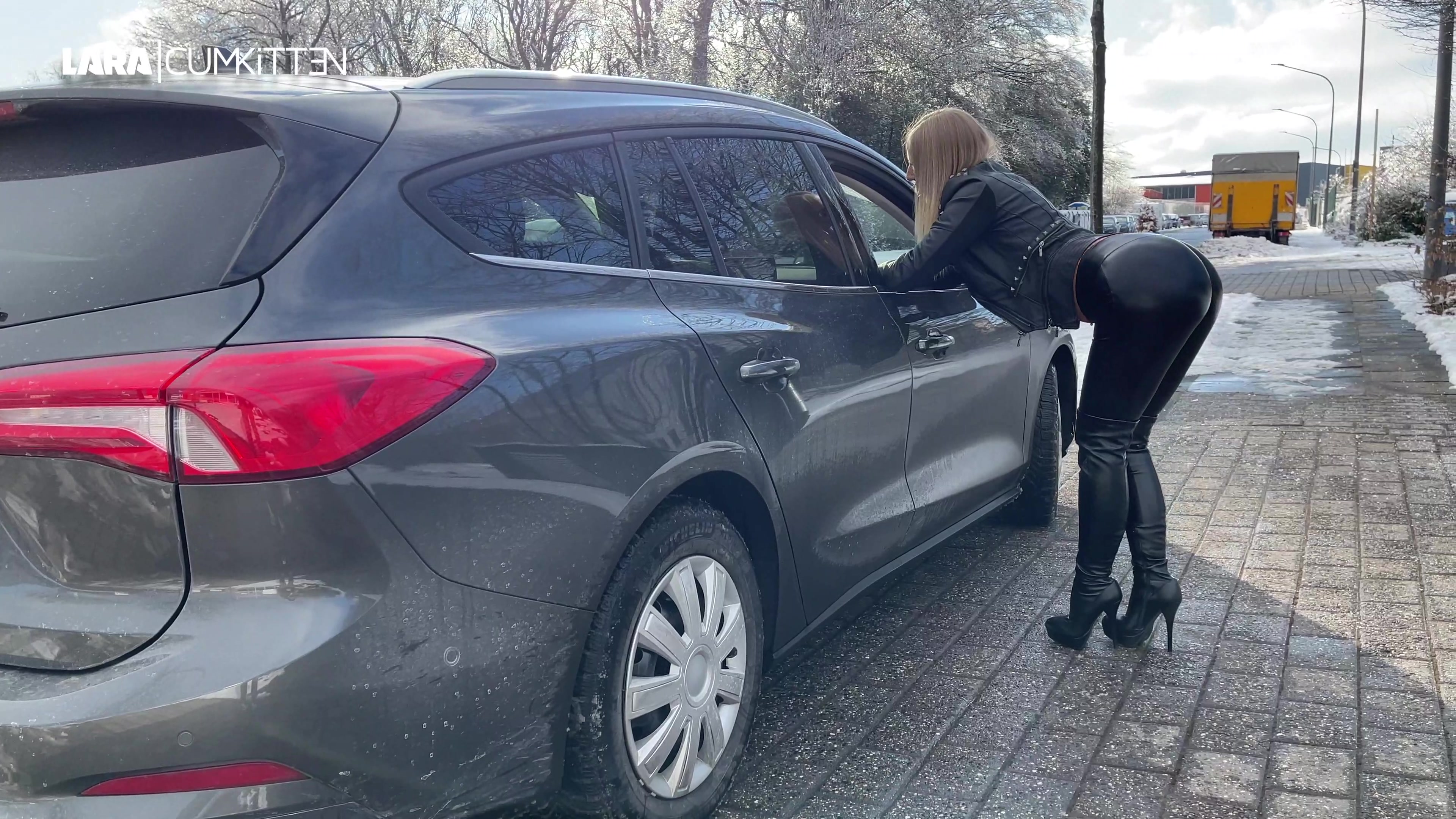 Straßen HOBBYHURE - Leggings Fickmatratze benutzt und vollgespritzt Ich mache da kein Geheimnis draus: Wenn ich richtig fickgeil bin, stelle ich mich in enger glänzender Leggings, hochen Fickstiefeln und Lederjacke ins Industriegebiet. Dort muss ich nie lange warten bis ein Auto neben mir hält. Ich bettel und flehe nach einem geilen Fick, zeige meinen prallen Arsch und meine Titten bis der Ständer des Kerls entscheidet: \