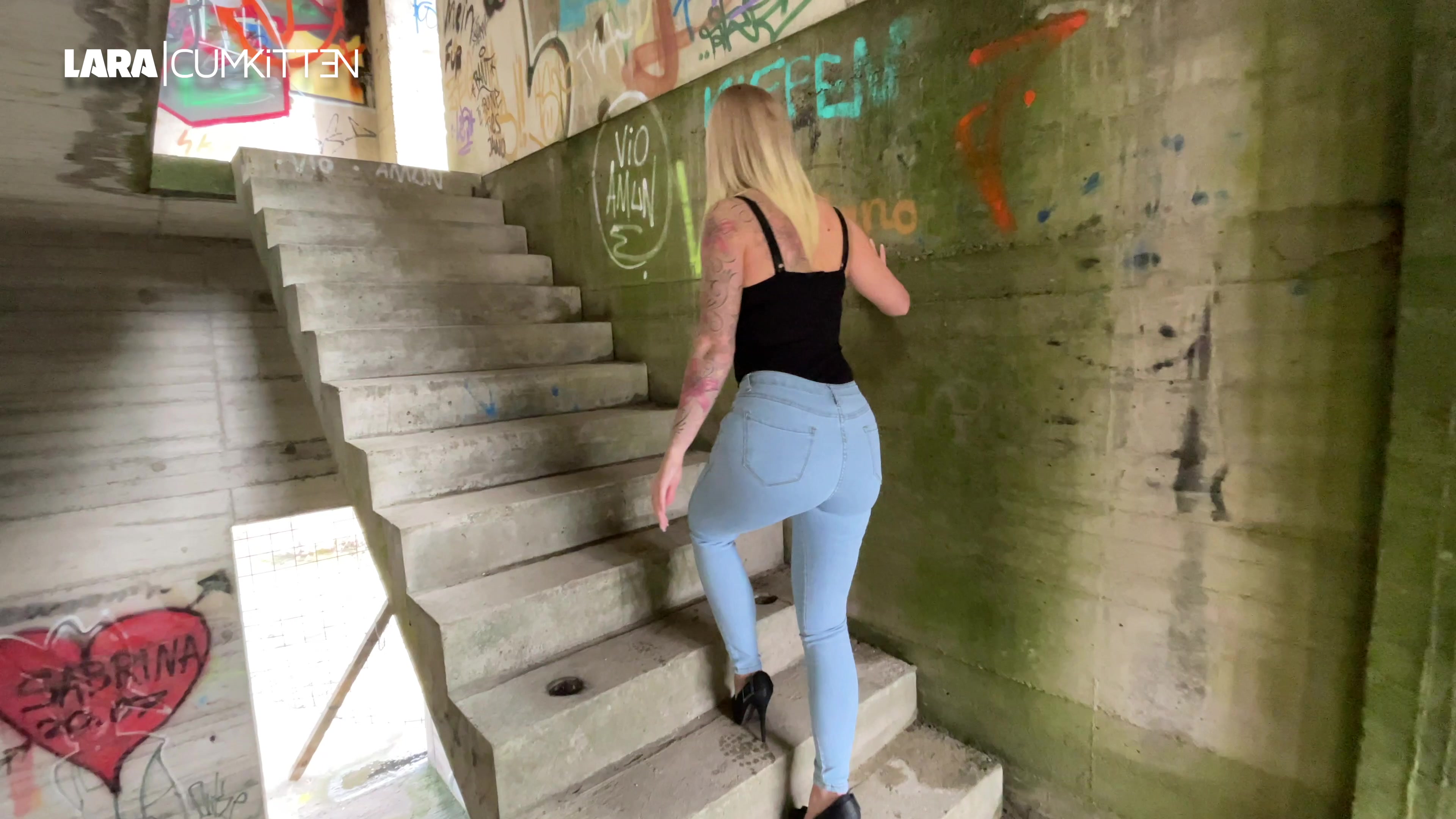 Der Typ ist mir bis in dieses verlassene Gebäude gefolgt. Er starrt mir auf meinen prallen Jeans Arsch und meine Heels. Immer wieder schaue ich mich um und so langsam bekomme ich ein wenig Angst. Meine Blase ist randvoll gefüllt und ich kann es einfach nicht mehr halten. Auch wenn mich der Typ beobachtet, jetzt ist mir alles egal. Ich lasse es einfach laufen und genieße den warmen Natursekt. Schau mal wie dunkel sich diese hellblaube Jeans färbt. Sogar bis in die Heels läuft der goldene Sekt. Gefällt dir der Anblick? Würdest du mich gern dabei beobachten?