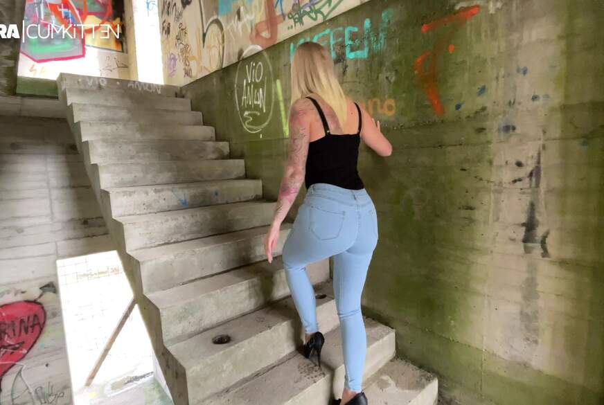 Sexy P**s in hellblaue Bubble B**t Jeans und Heels von Lara-CumKitten pic1